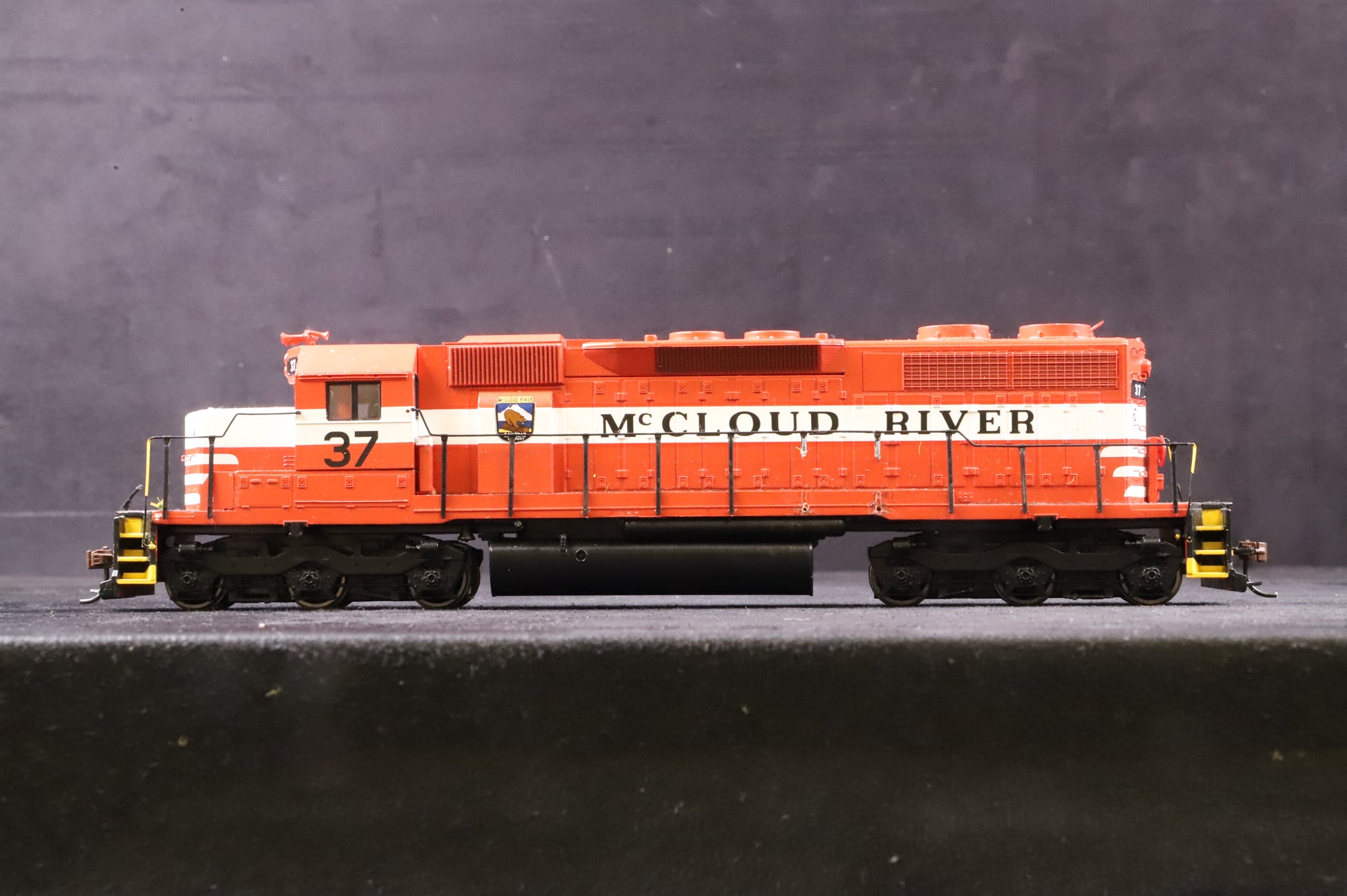 Athearn HO 93531 SD38 '37' McCloud River, DCC Fitted