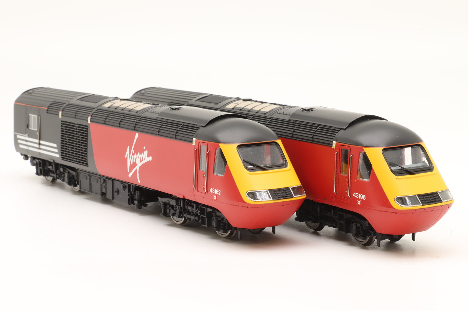 Hornby OO R2704 Class 43 HST Set 43196 'Newspaper Society'/43162 in Virgin Trains Livery - DCC Sound