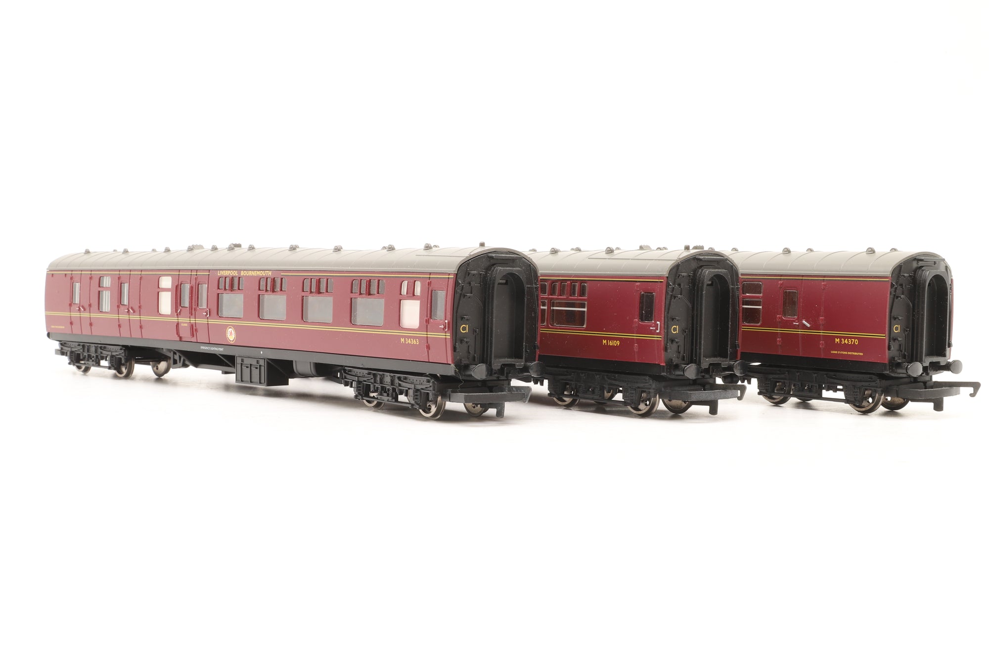 Hornby OO R4229 'The Pines Express' Coach Pack