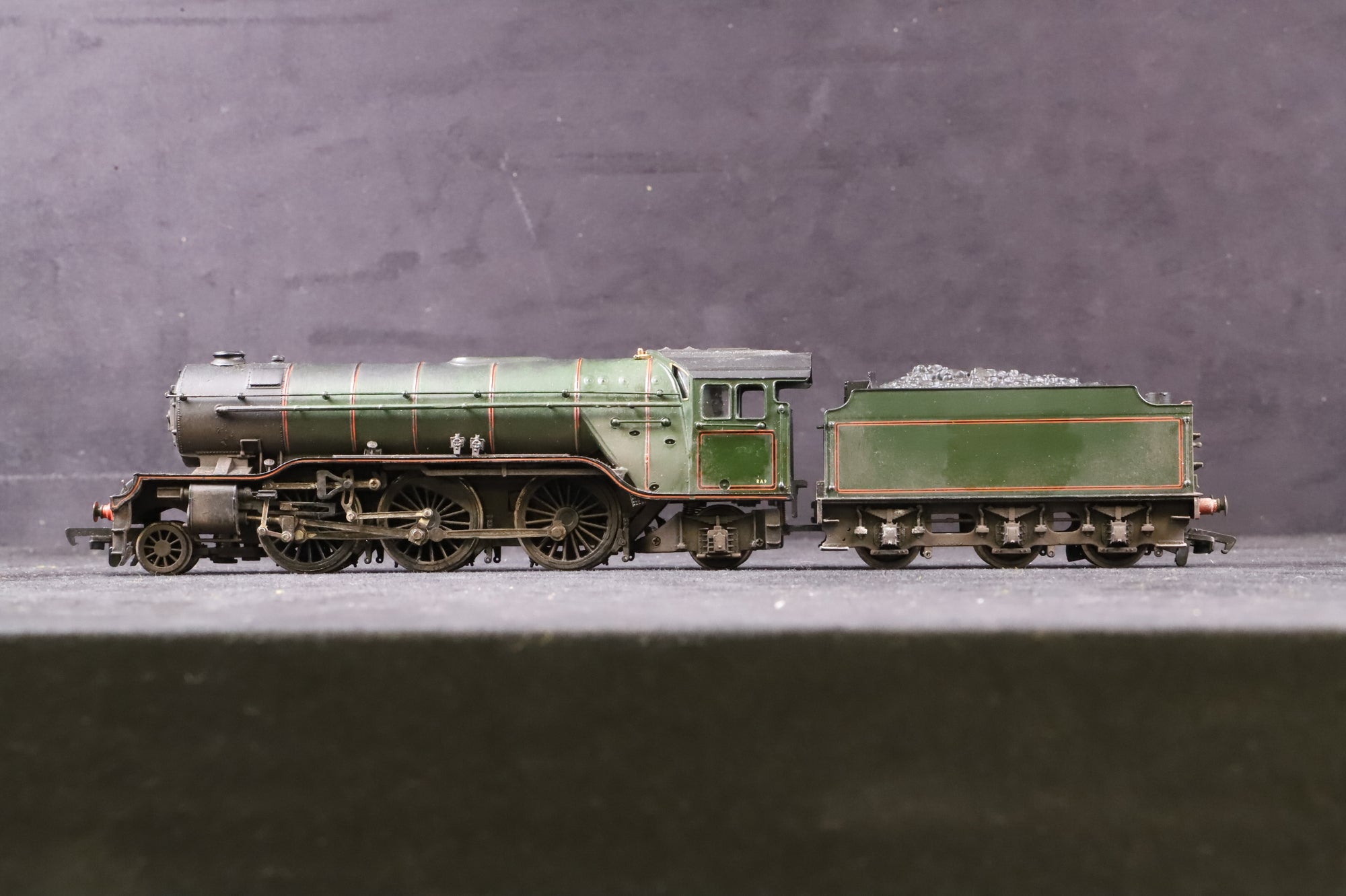 WORKSHOP Bachmann OO 31-557 Class V2 60884 in BR Green w/ No Crests - Weathered