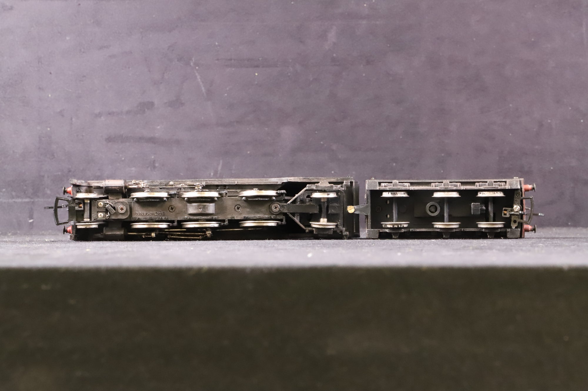 WORKSHOP Bachmann OO 31-557 Class V2 60884 in BR Green w/ No Crests - Weathered