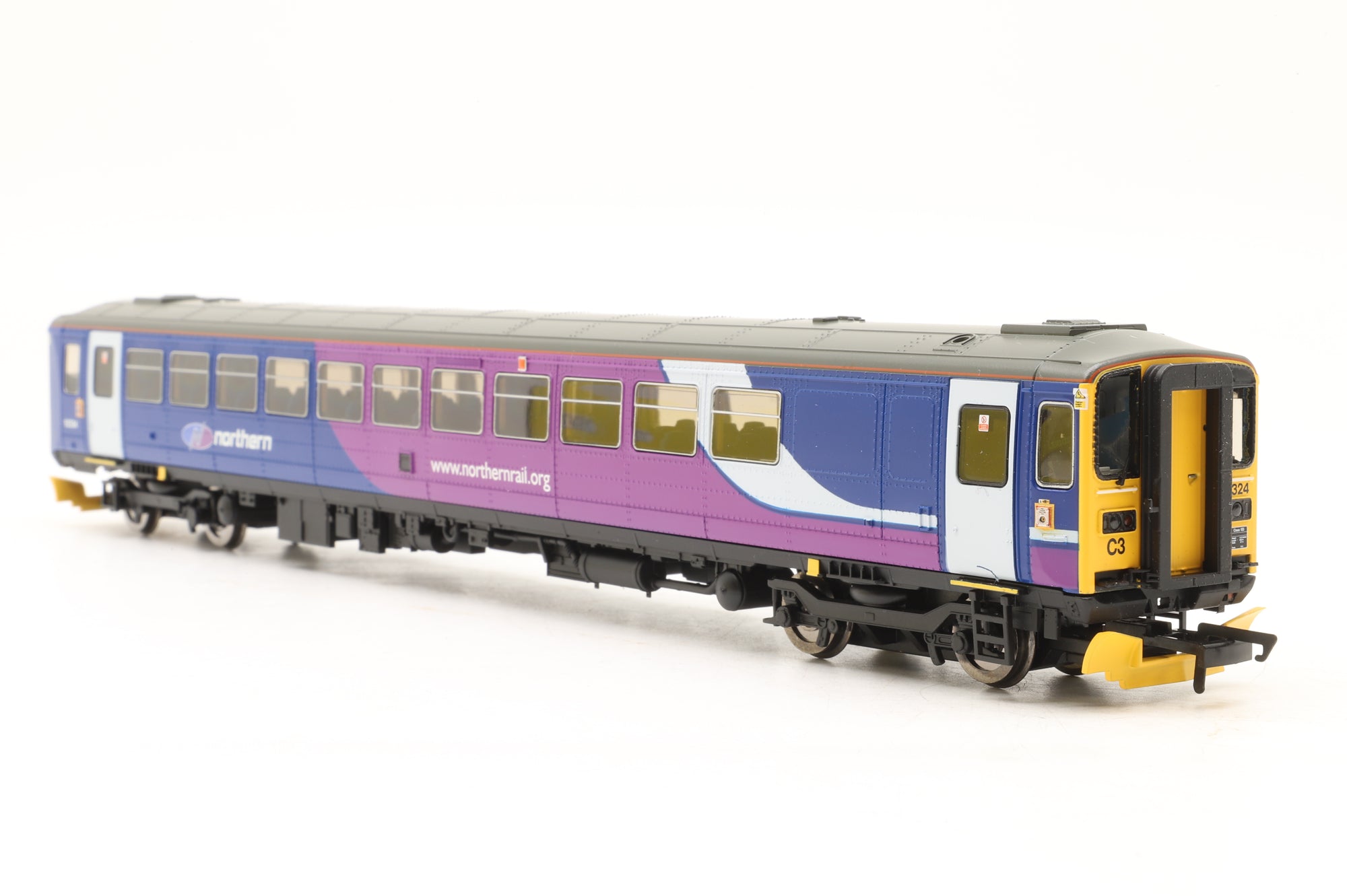 Hornby OO R2757 Class 153 DMU 153324 in Northern Livery