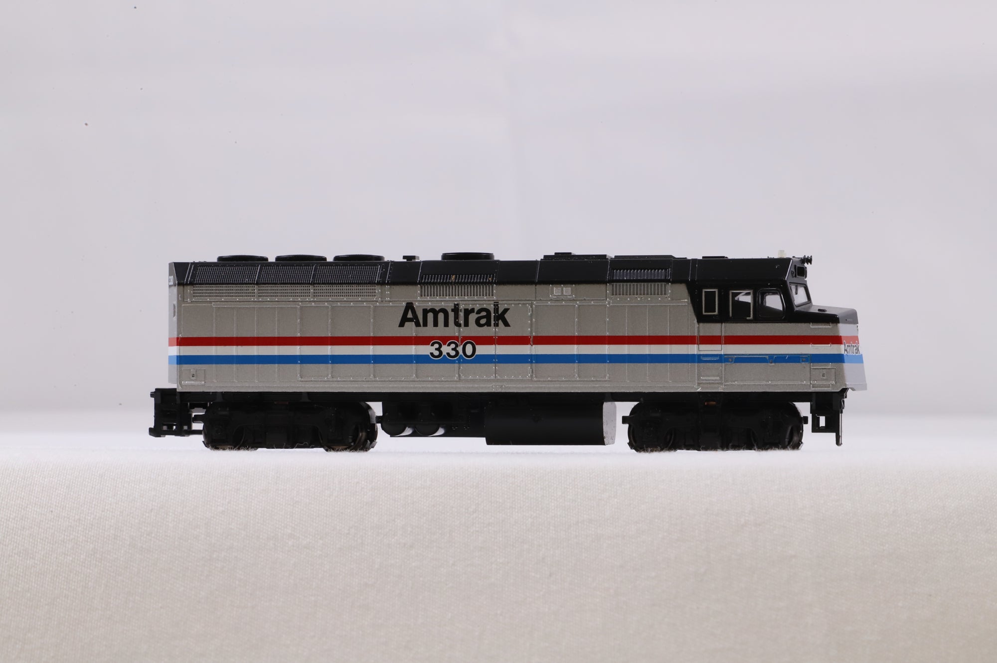 Kato N 176-6105 F40PH Amtrak Phase 3 '330' Diesel Locomotive DCC Fitted