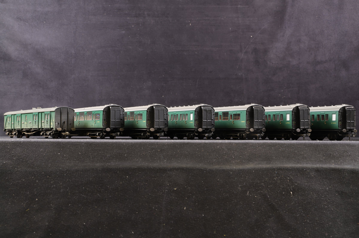 Hornby OO Rake of 7 SR Maunsell Coaches