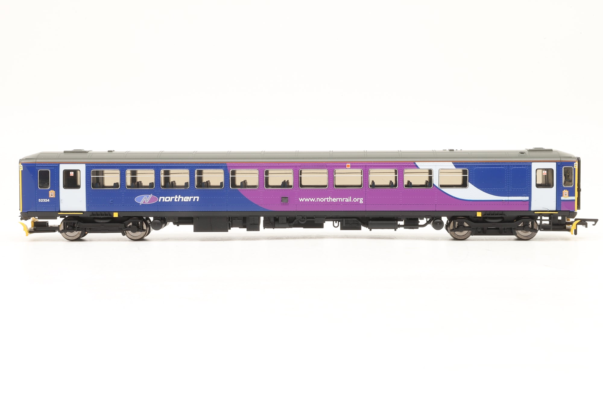 Hornby OO R2757 Class 153 DMU 153324 in Northern Livery