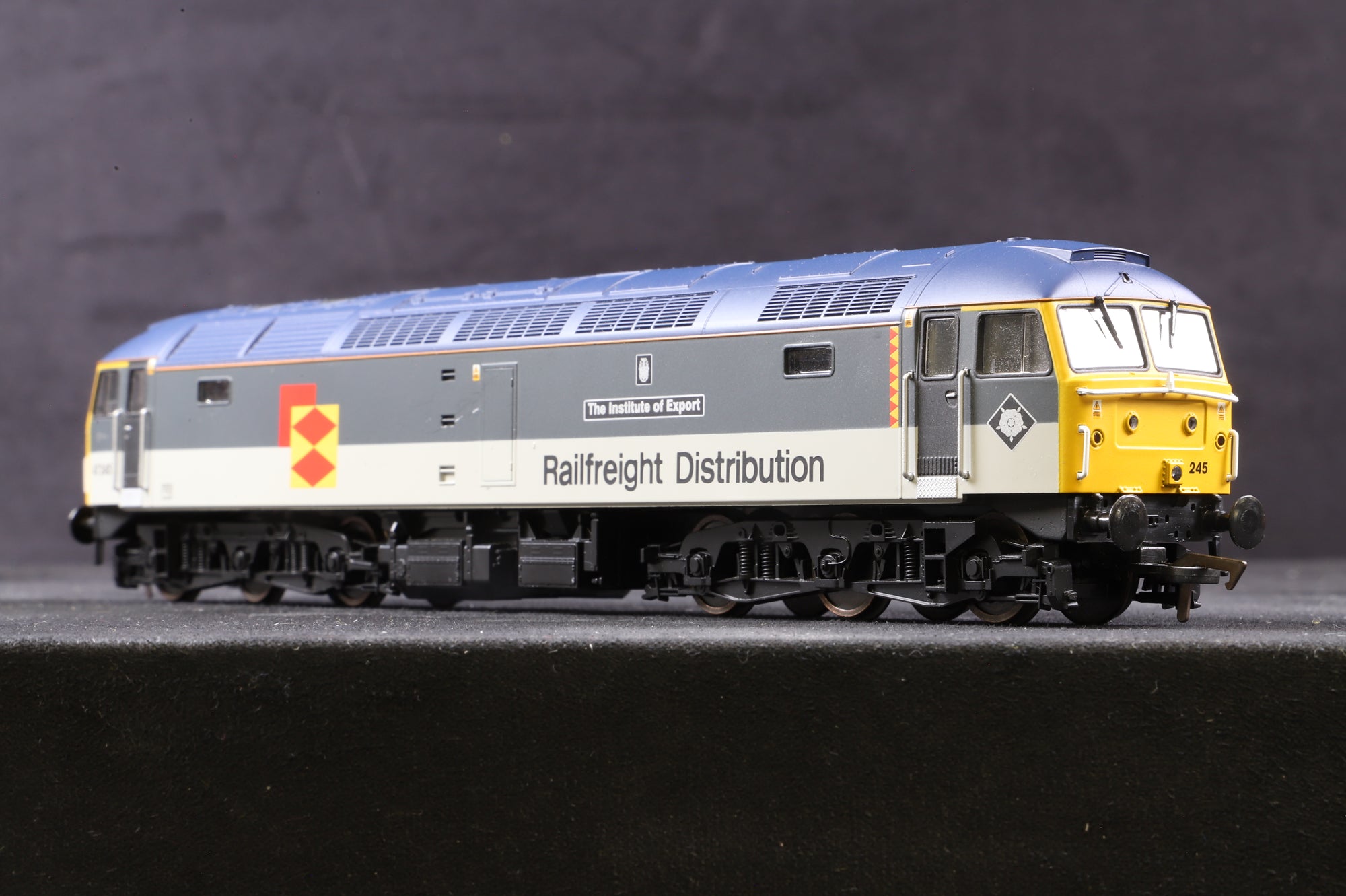 Heljan OO 4630 Class 47 47245 'The Institute of Export' in BR Railfreight Distribution Livery