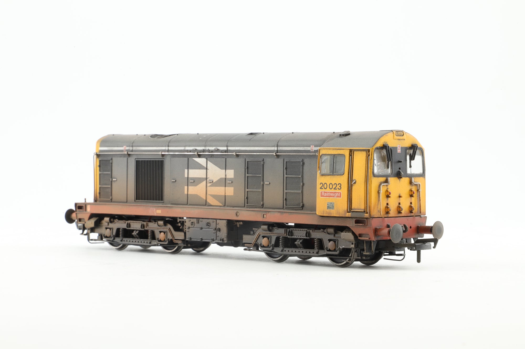 Bachmann OO 32-020 Class 20 20023 in BR Railfrieght Grey w/ Red Sole Bar - DCC Sound & Weathered