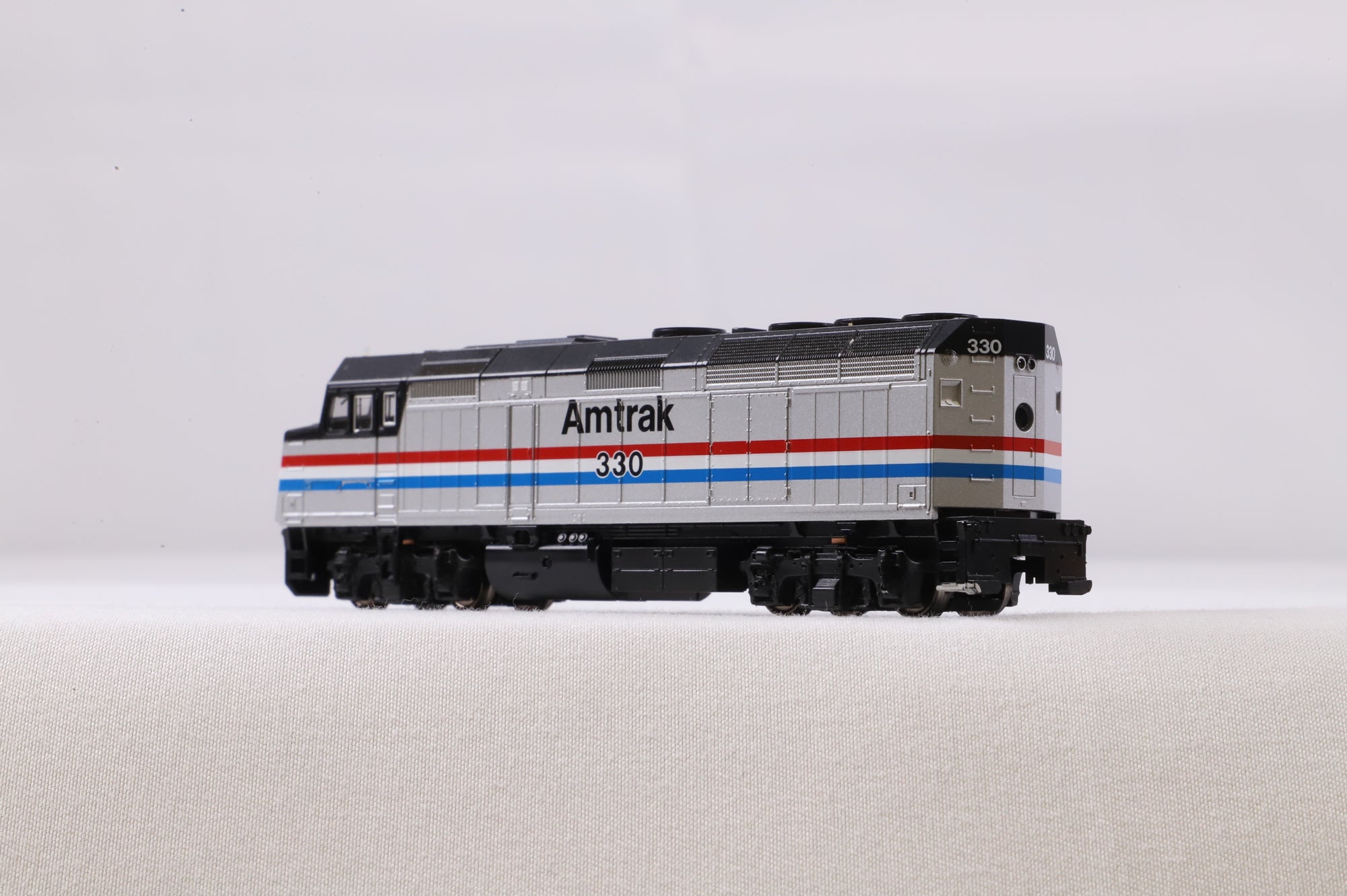 Kato N 176-6105 F40PH Amtrak Phase 3 '330' Diesel Locomotive DCC Fitted