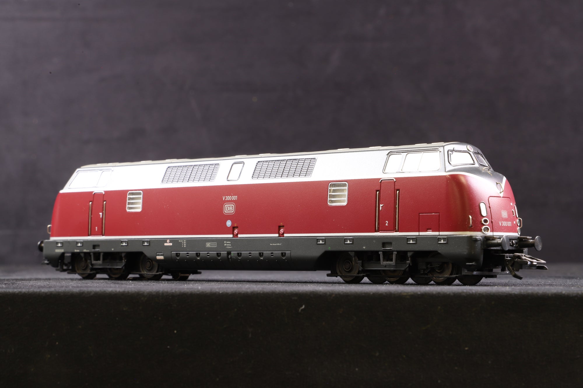 Marklin HO 39303 BR V300 in DB Crimson/Black - UNTESTED & Unnumbered