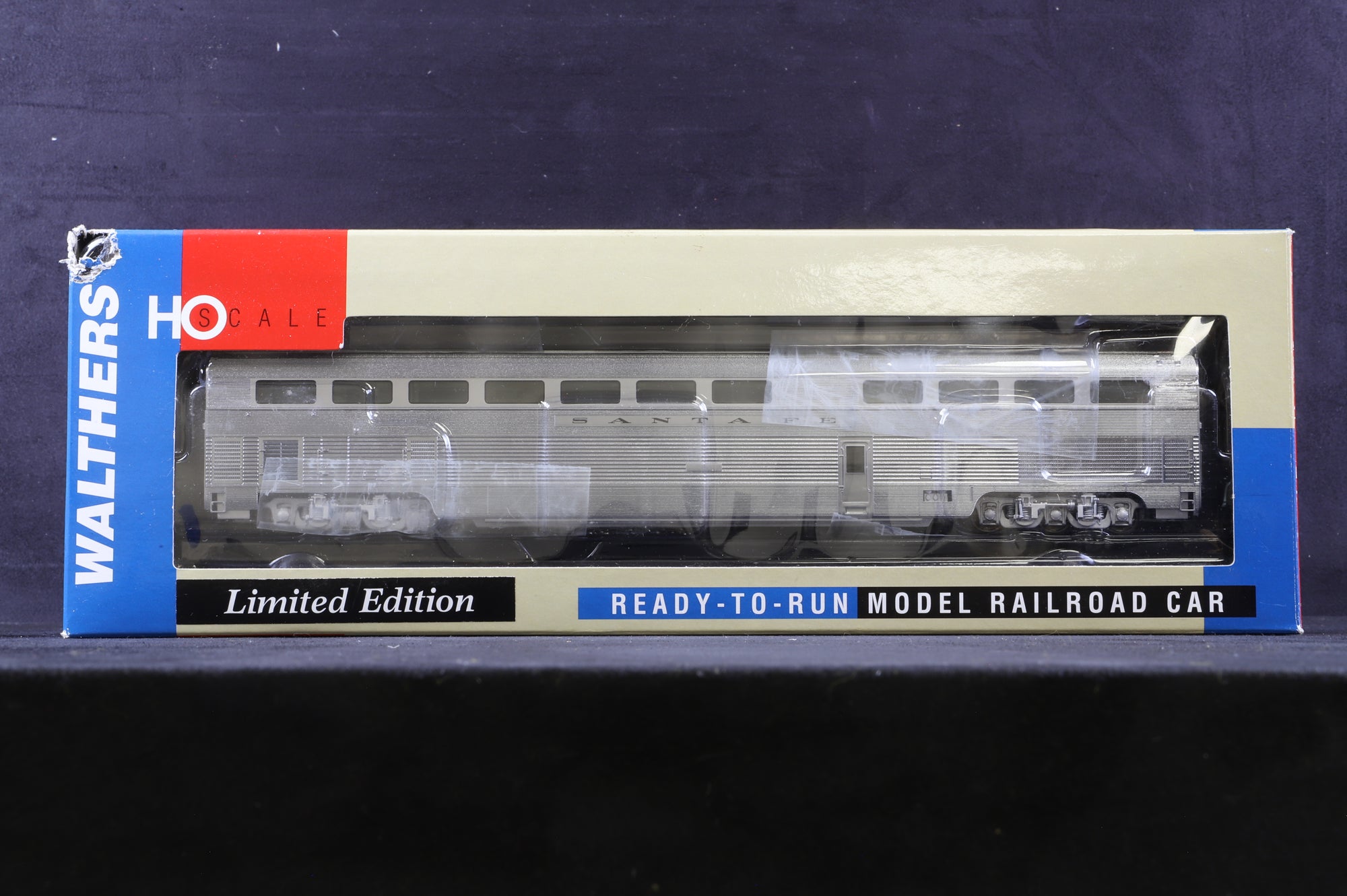 Walthers HO Rake Of 2 1956 Santa Fe 85' Budd Hi-Level Coaches Inc. 650-655 & 527-580