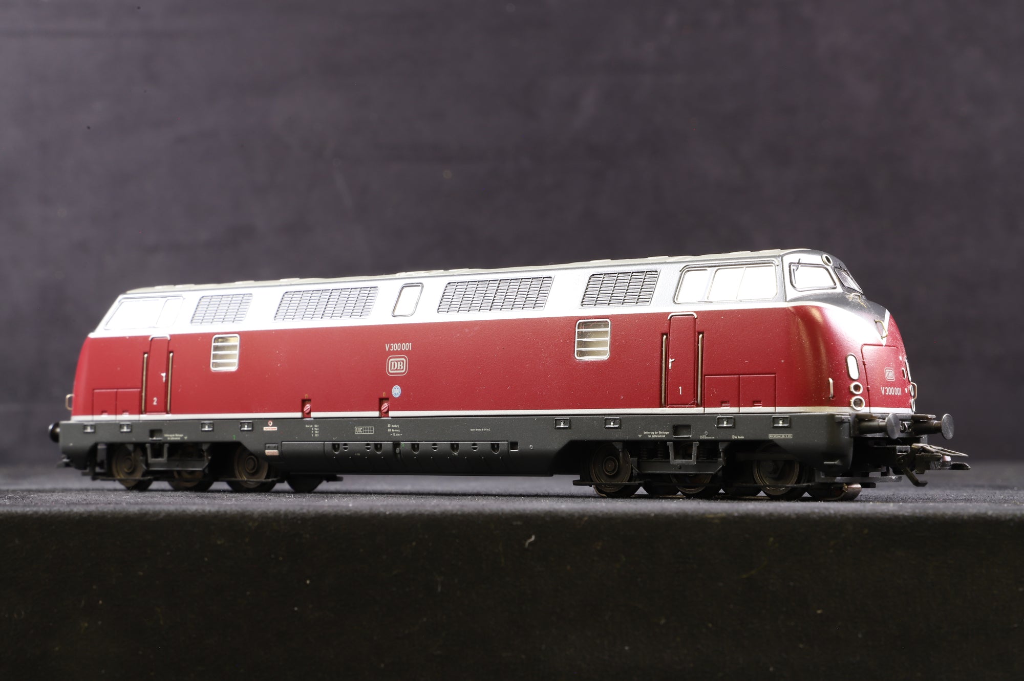 Marklin HO 39303 BR V300 in DB Crimson/Black - UNTESTED & Unnumbered