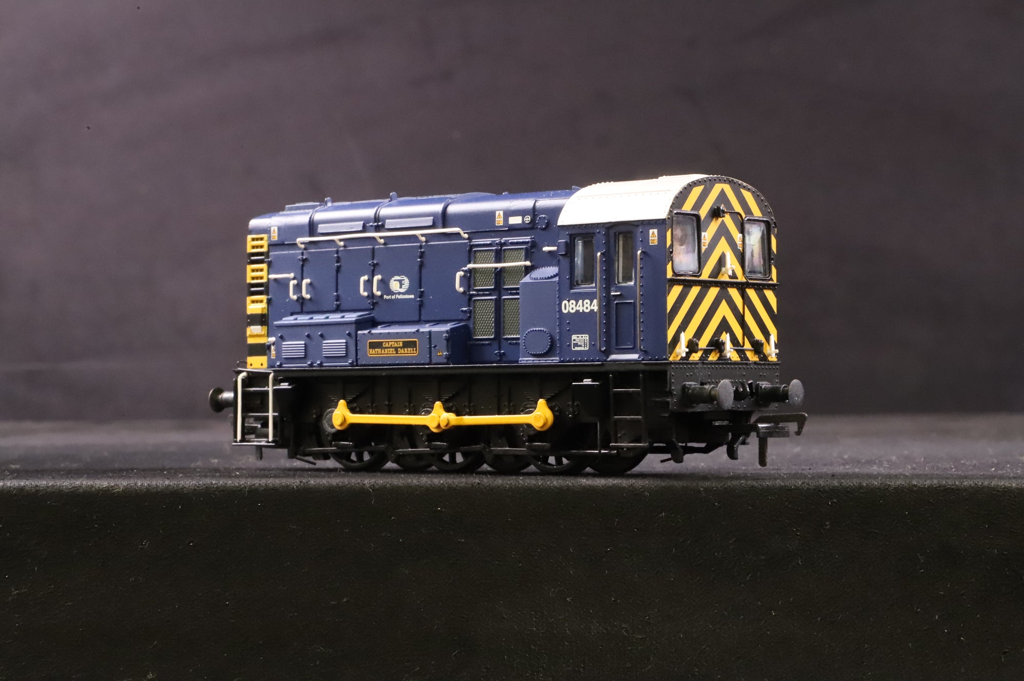 Bachmann OO 32-102K Class 08 08484 'Captain Nathaniel Darell' in Port of Felixstowe Blue w/ Wasp Stripe