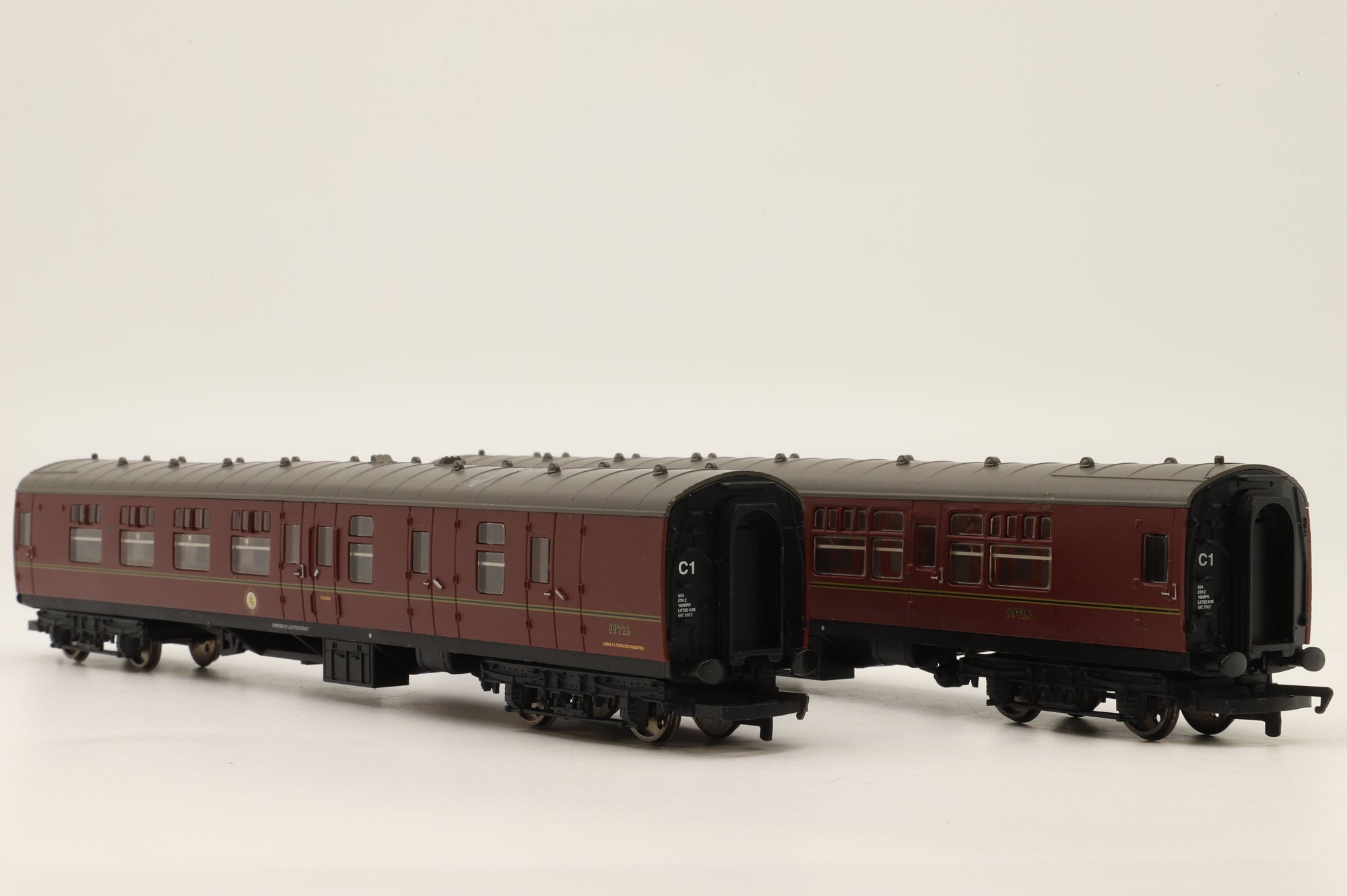 Hornby OO Rake Of 2 Hogwarts Express Coaches Inc. R4308A & R4309B