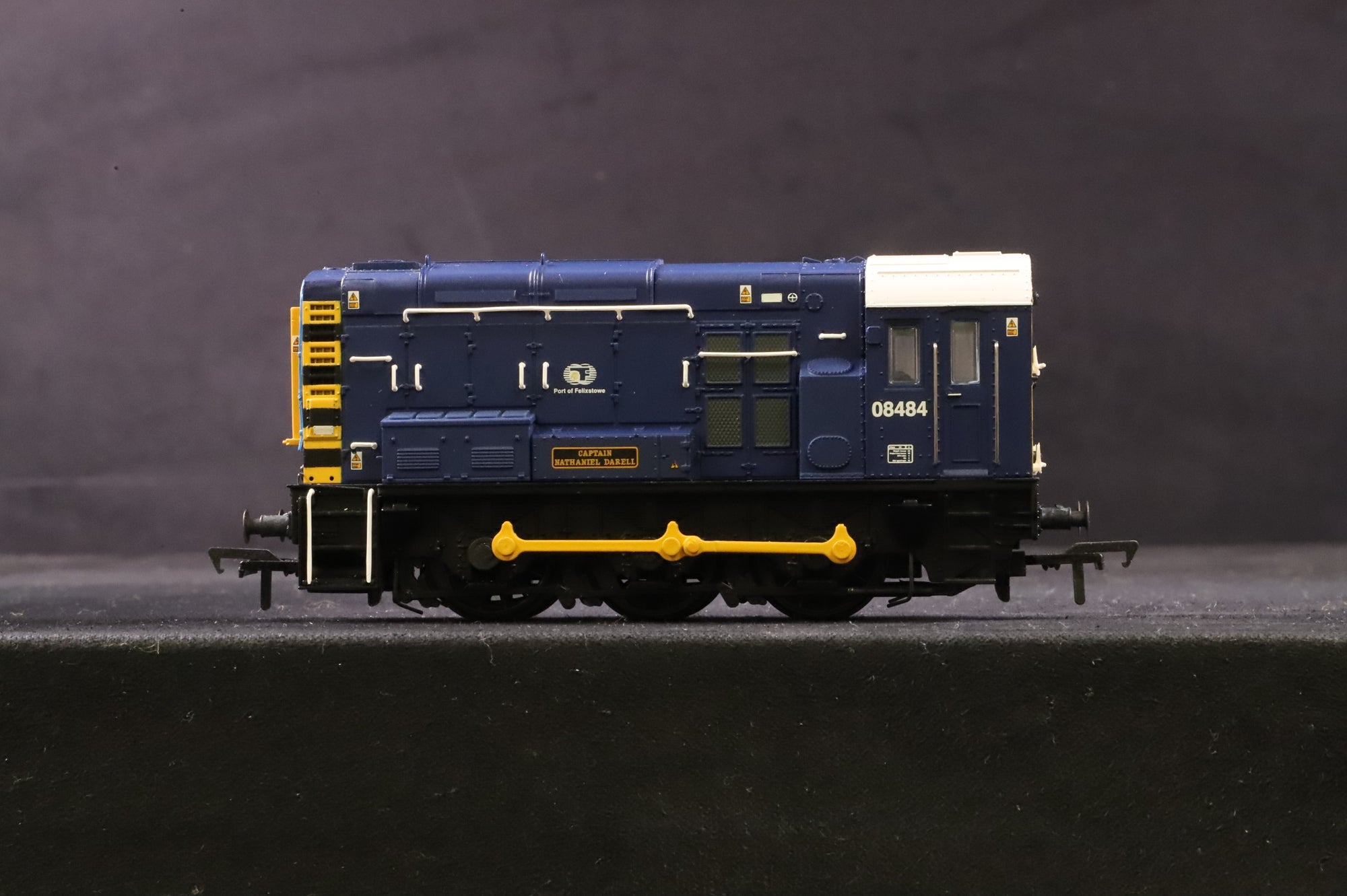 Bachmann OO 32-102K Class 08 08484 'Captain Nathaniel Darell' in Port of Felixstowe Blue w/ Wasp Stripe