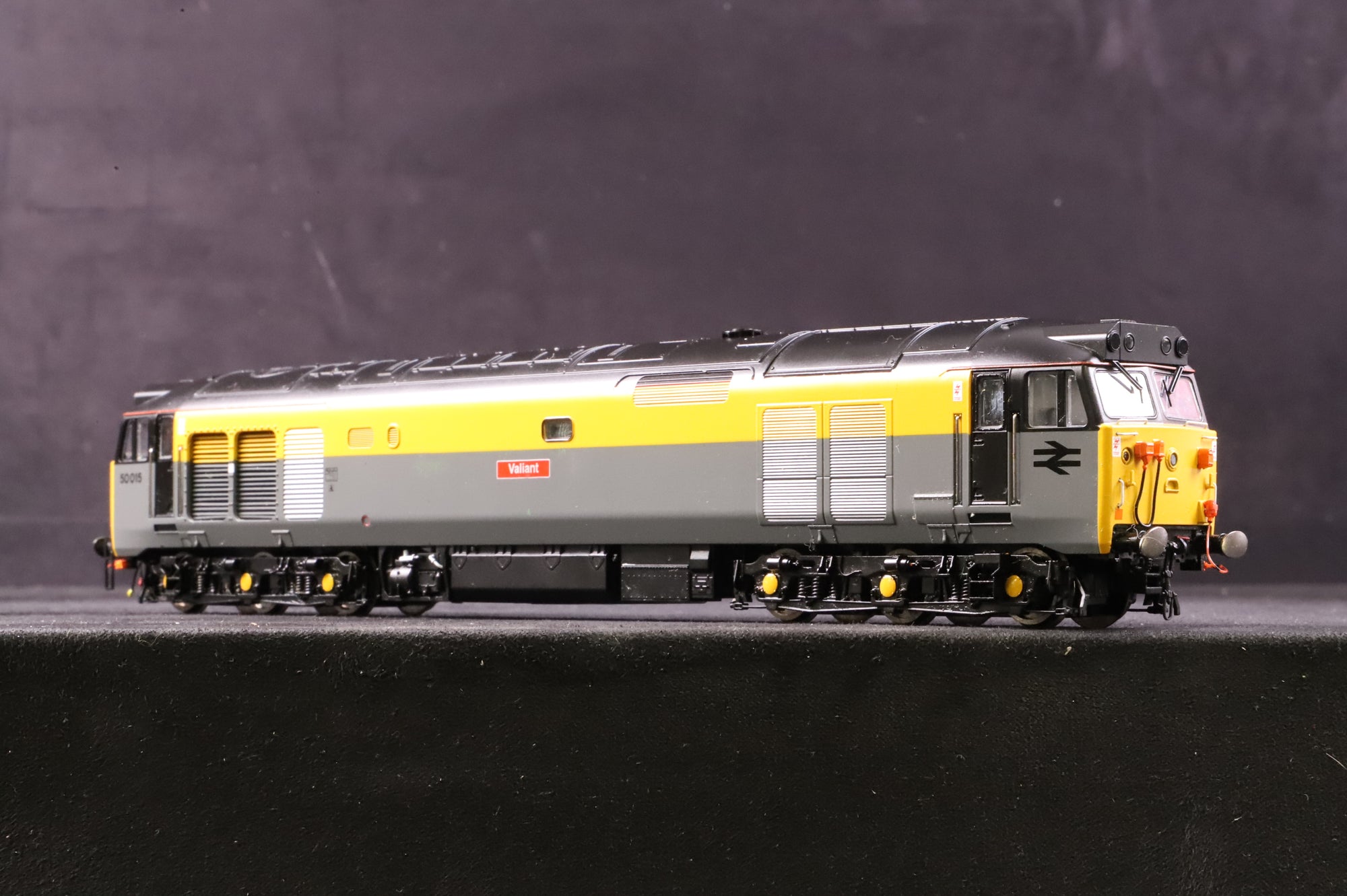 Hornby OO R2802XS Class 50 50015 'Valiant' in BR Engineering 'Dutch' - DDC Sound