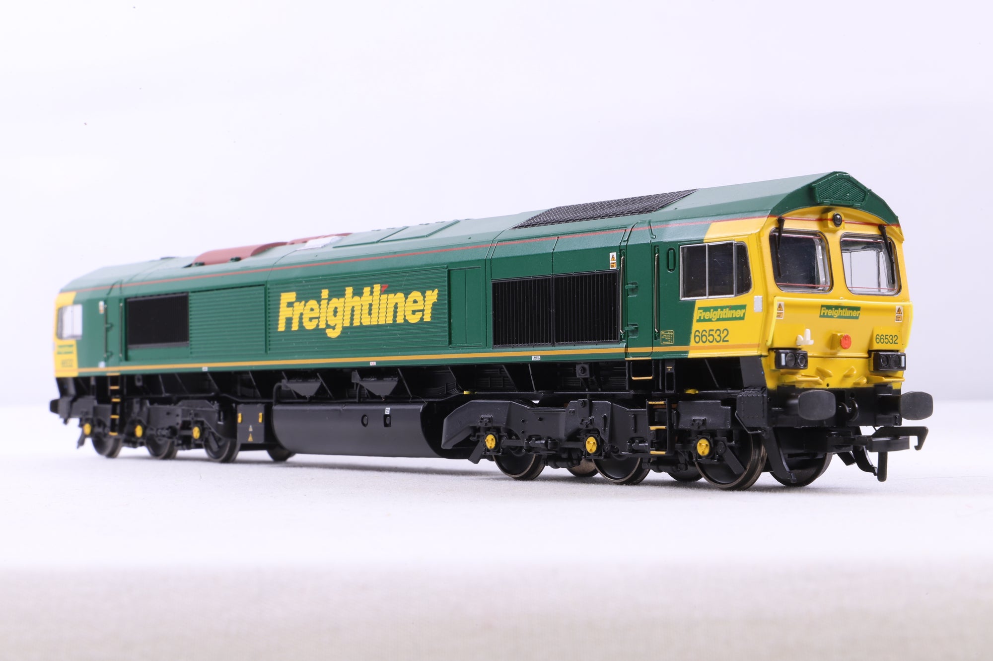 Bachmann OO 32-732 Class 66 66532 'P&O Nedlloyd Atlas' in Freightliner Livery