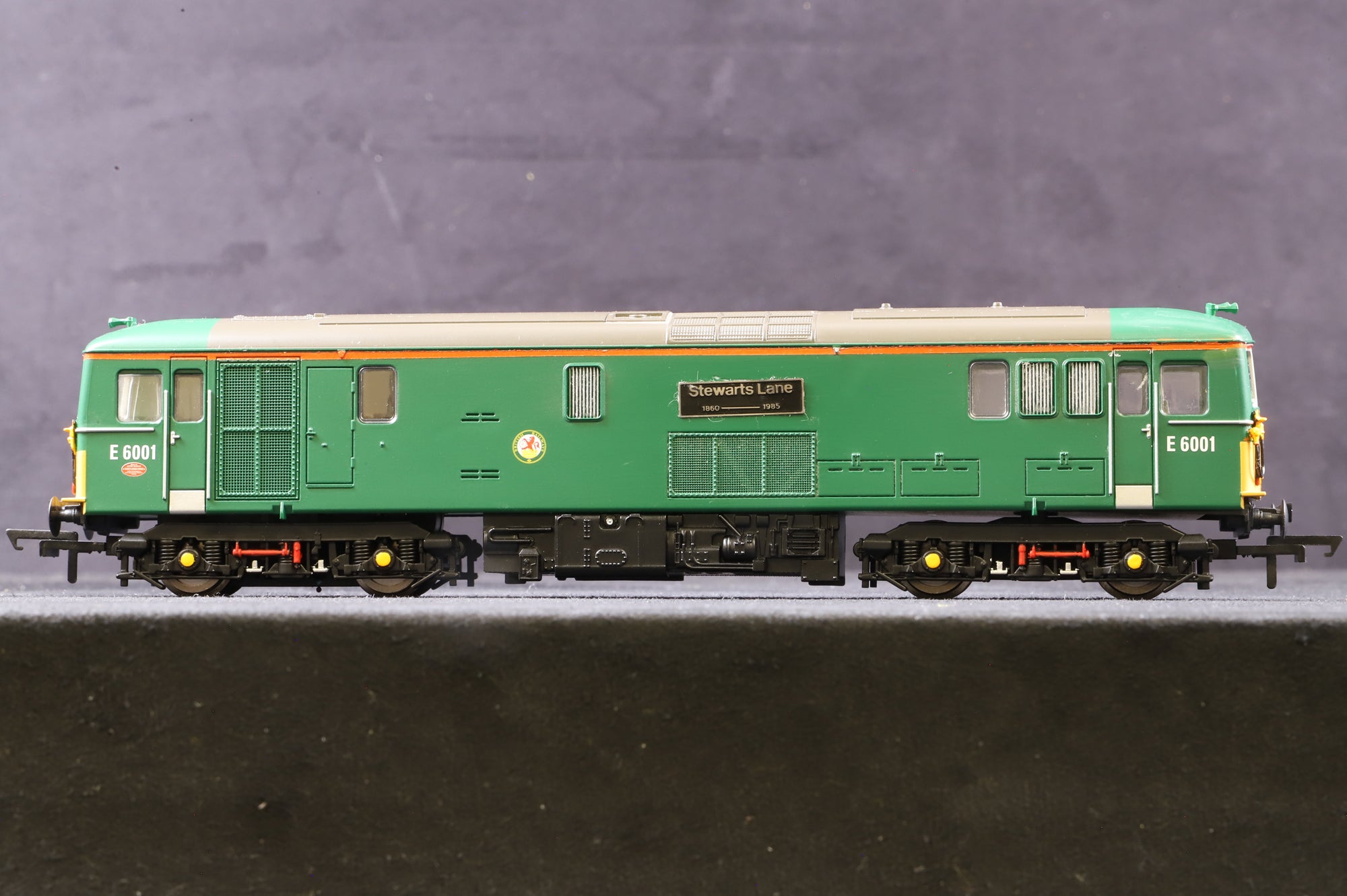 Hornby OO Class 73 'E6001' 'Stewarts Lane' BR Green