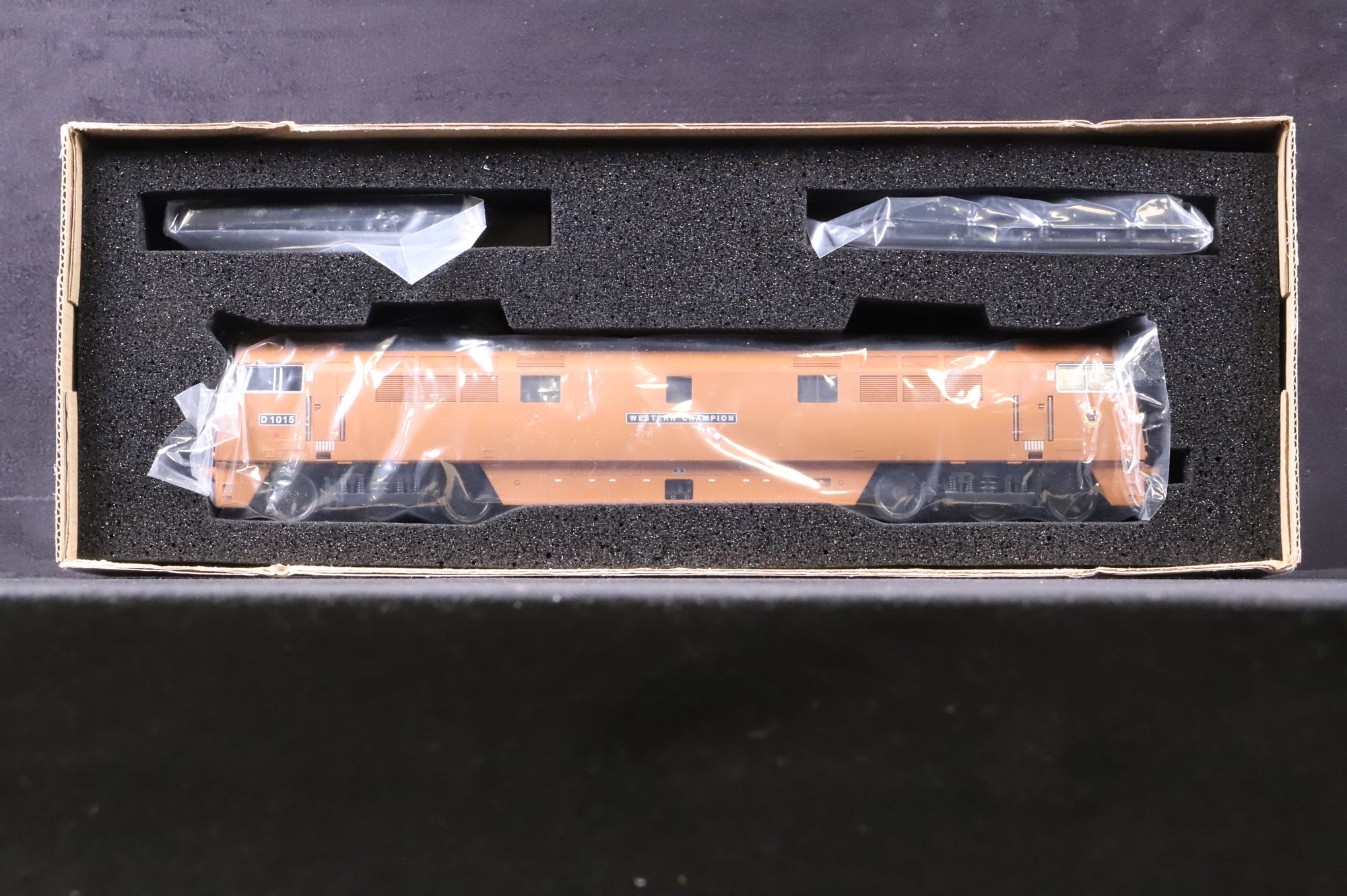 Heljan OO 5203 Class 52 Diesel 'D1015' 'Western Champion' Experimental Golden Ochre