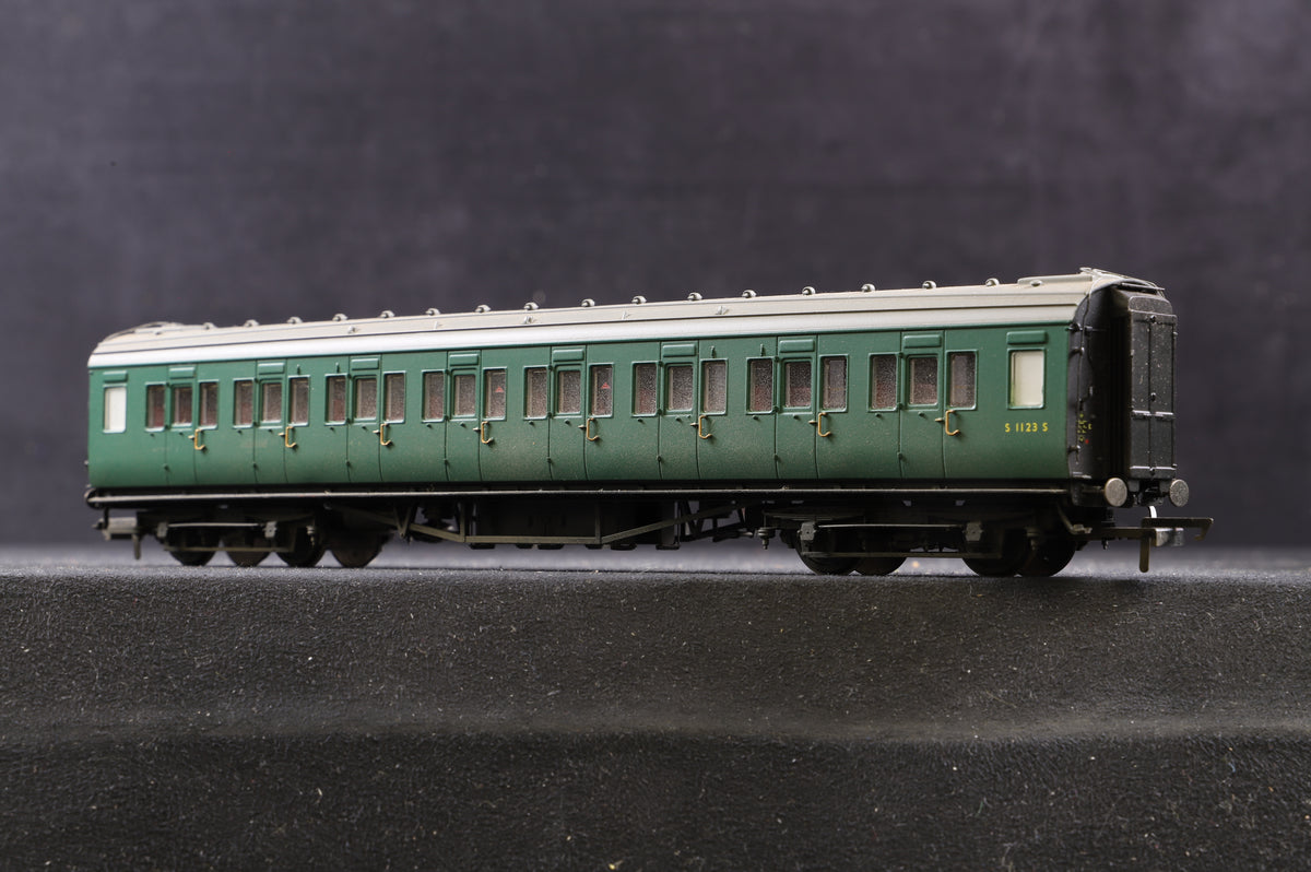 Hornby OO Rake of 7 SR Maunsell Coaches