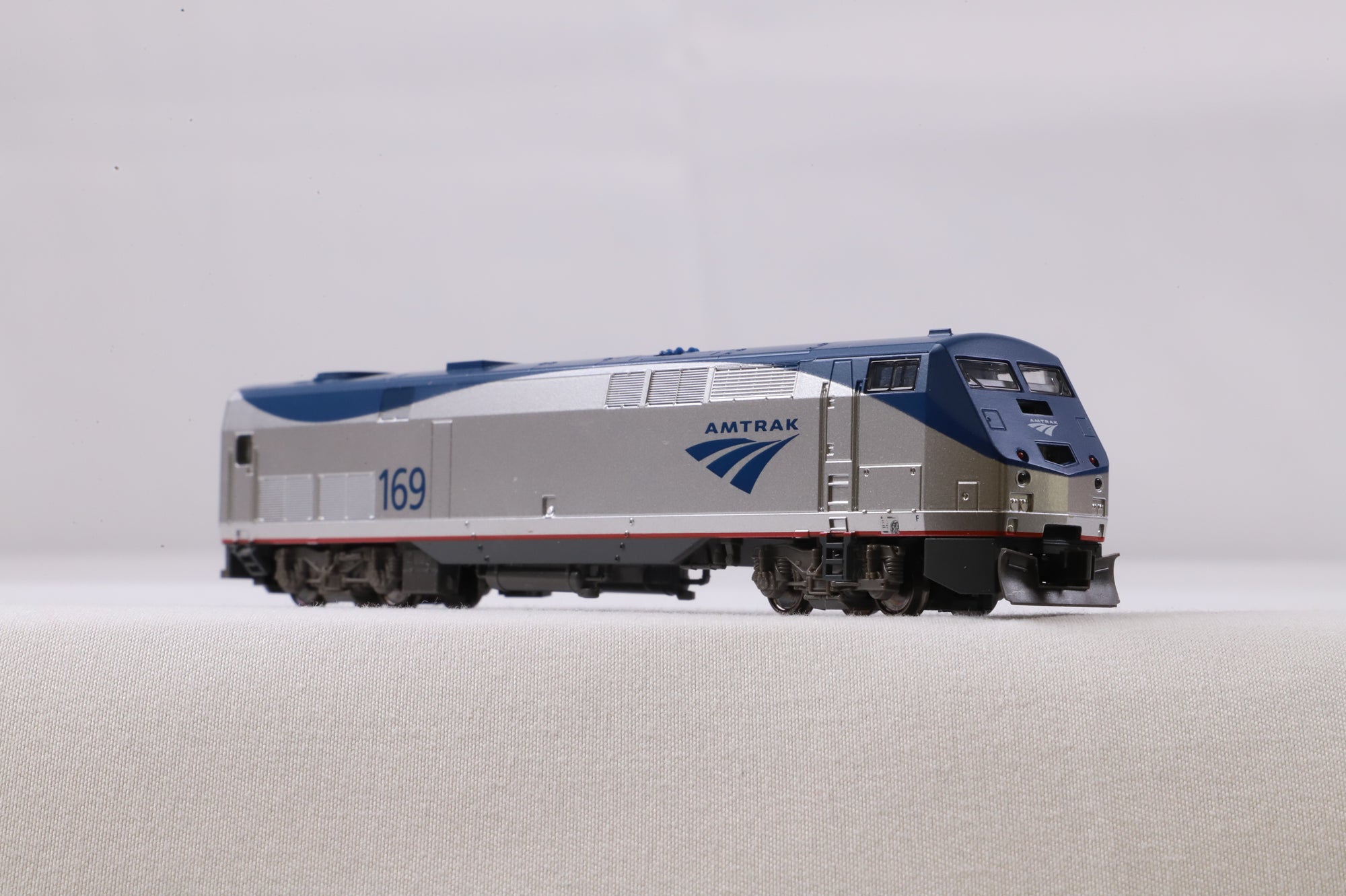 Kato N 176-6033 P42 '169' Amtrak Phase V Late
