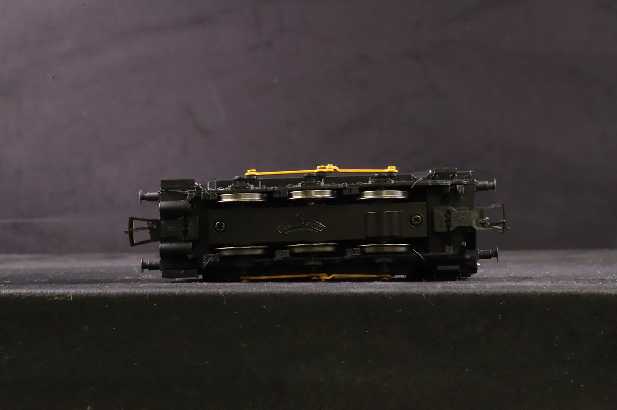 Bachmann OO 32-102K Class 08 08484 &#39;Captain Nathaniel Darell&#39; in Port of Felixstowe Blue w/ Wasp Stripe