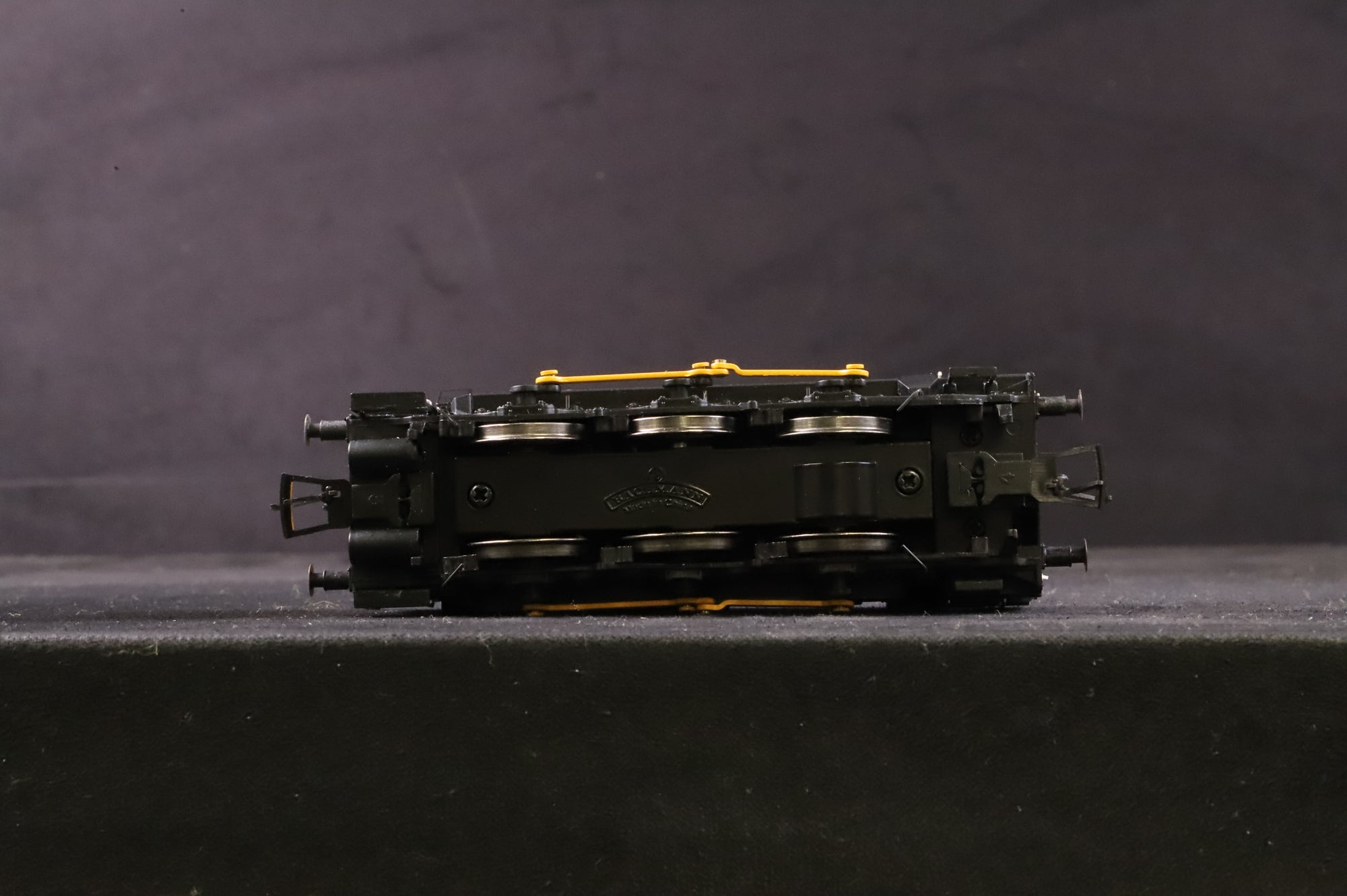 Bachmann OO 32-102K Class 08 08484 'Captain Nathaniel Darell' in Port of Felixstowe Blue w/ Wasp Stripe