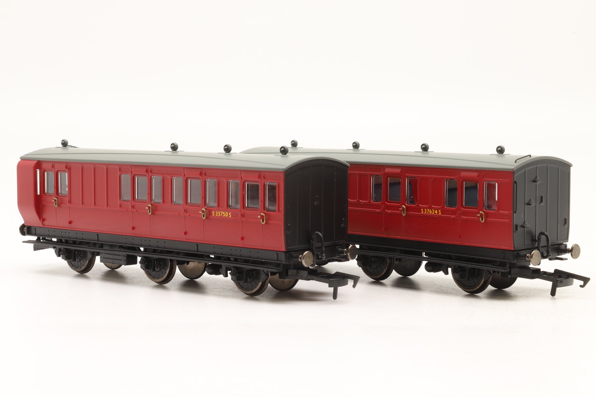 Hornby OO Rake of 2x 6-Wheel Coaches in BR Crimson