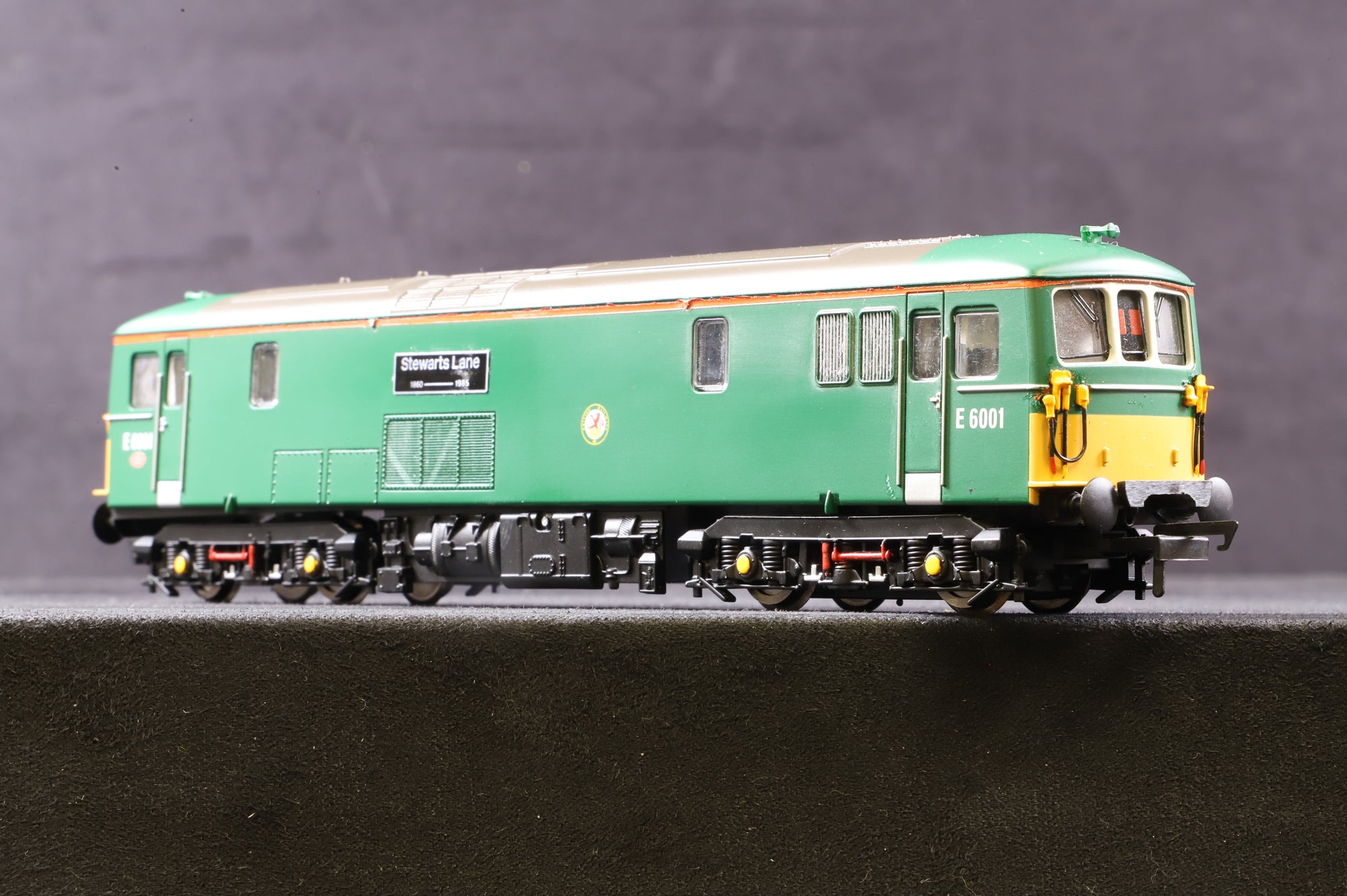 Hornby OO Class 73 'E6001' 'Stewarts Lane' BR Green