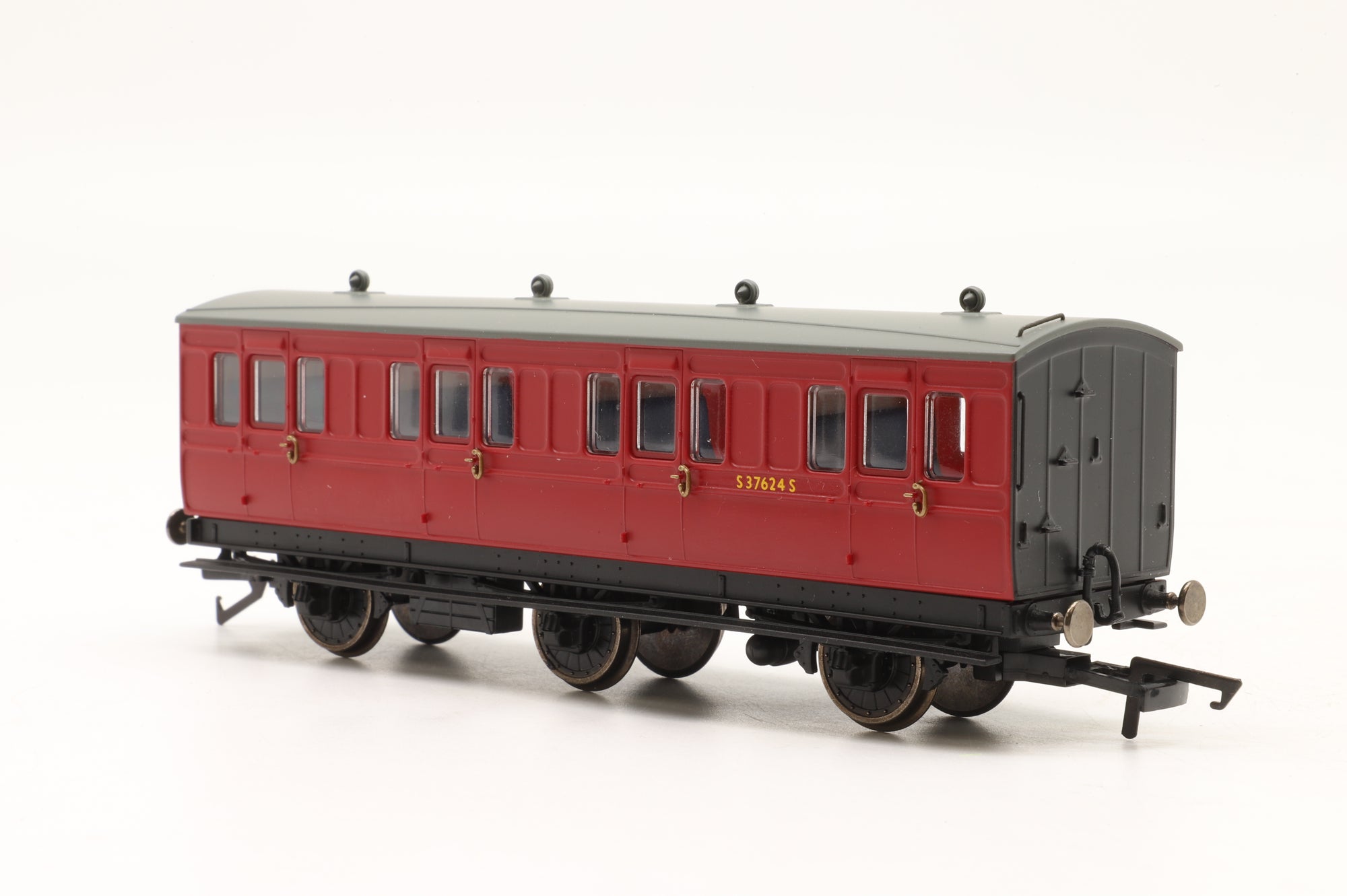 Hornby OO Rake of 2x 6-Wheel Coaches in BR Crimson