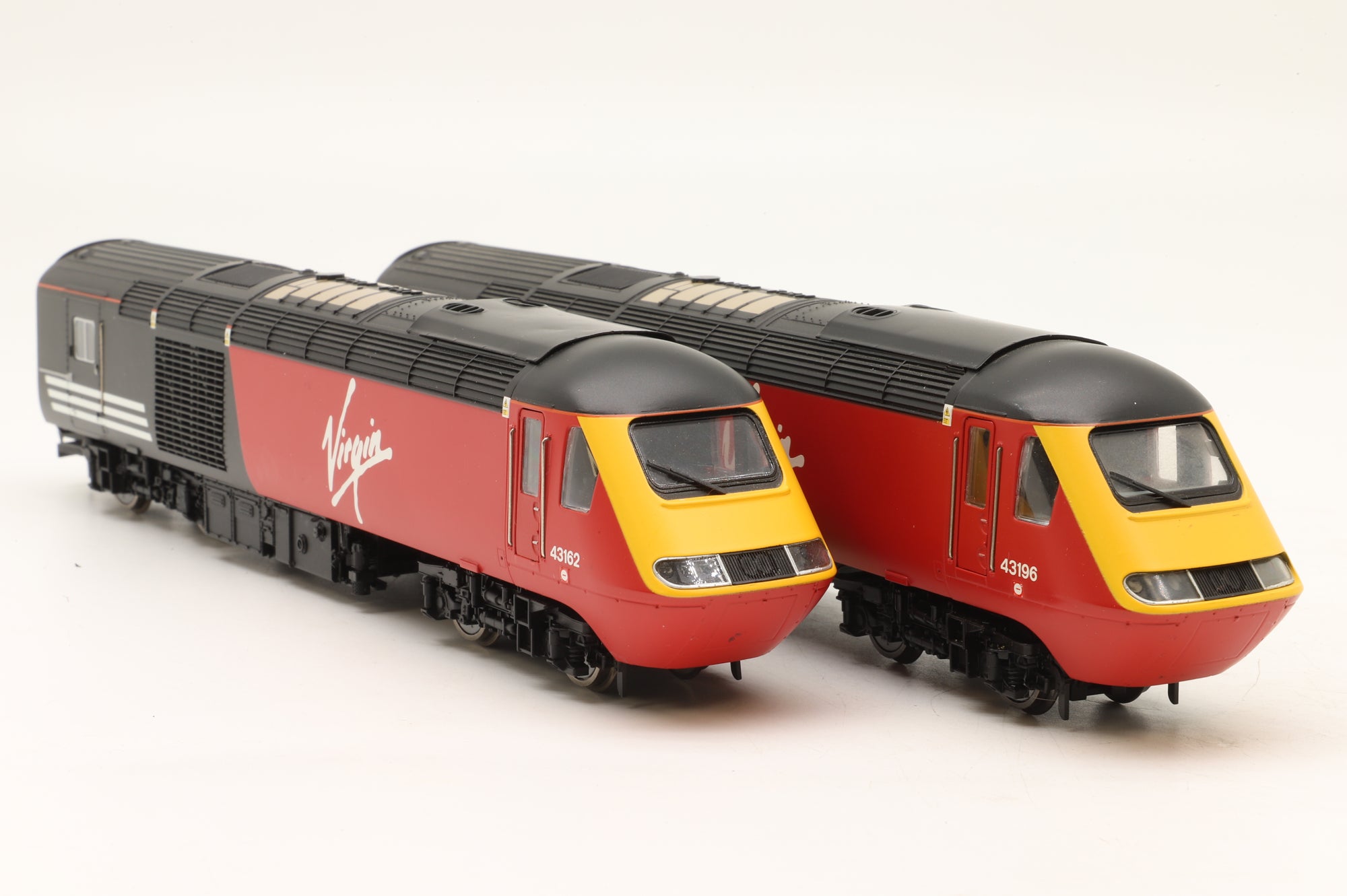 Hornby OO Class 43 HST Set 43162/43196 in Virgin Trains Livery