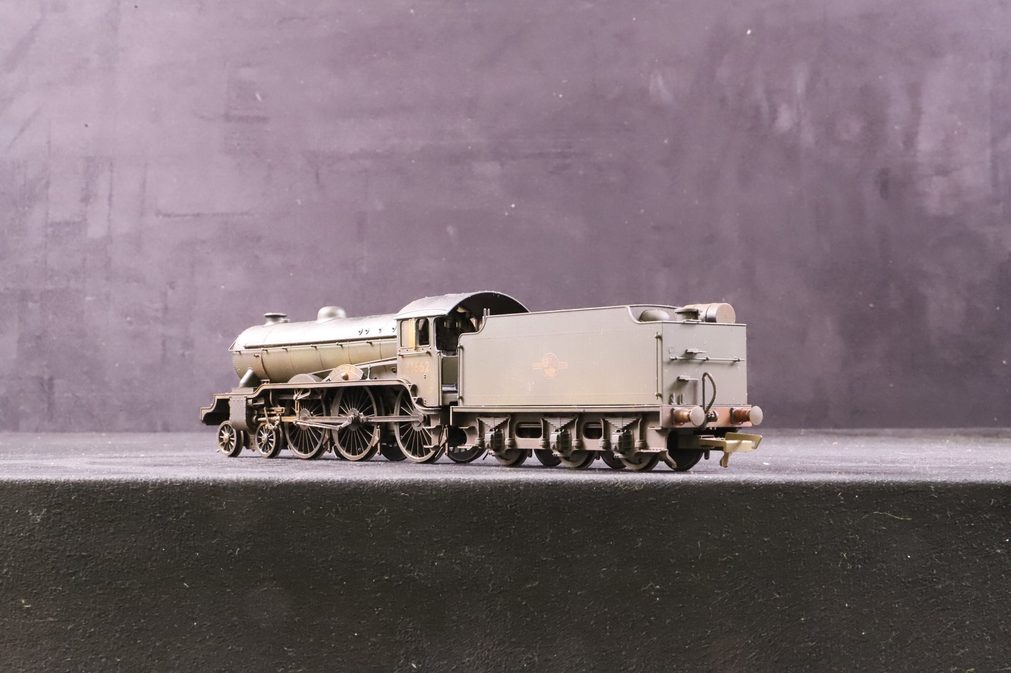 Hornby OO R3163 Class B17/6 61662 'Manchester United' in BR Lined Green w/ Late Crests - Heavily Weathered