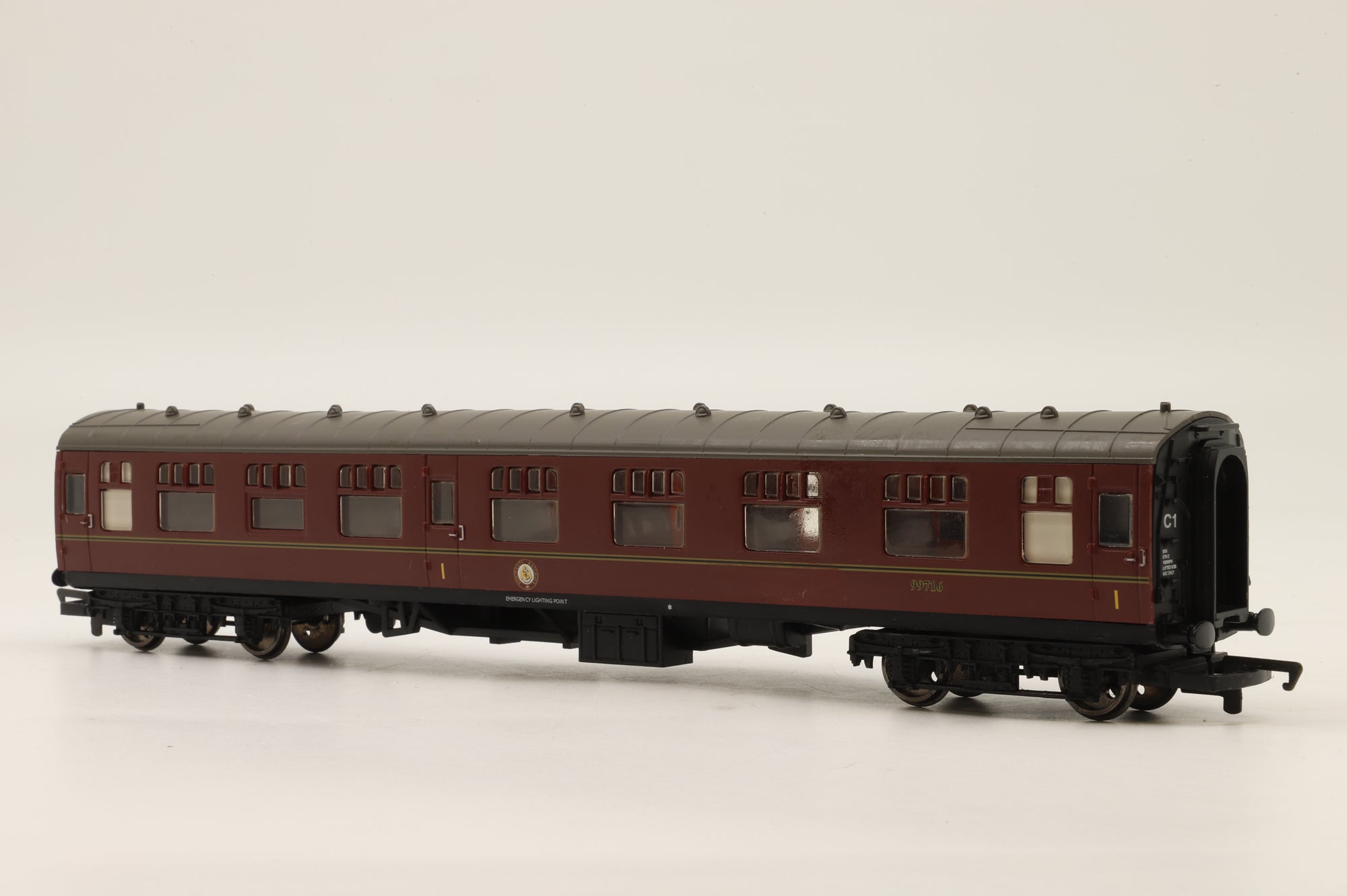 Hornby OO Rake Of 2 Hogwarts Express Coaches Inc. R4308A & R4309B