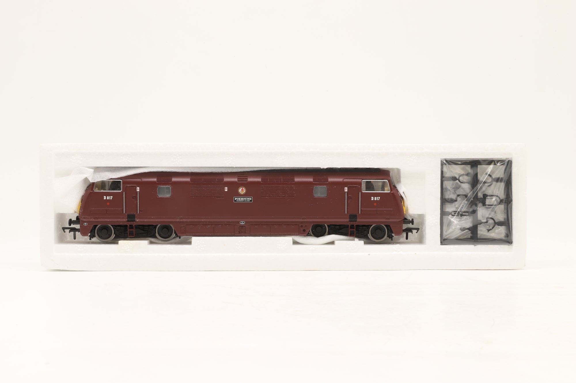 Bachmann OO 32-050 Class 42 Warship D817 'Foxhound' in BR Maroon