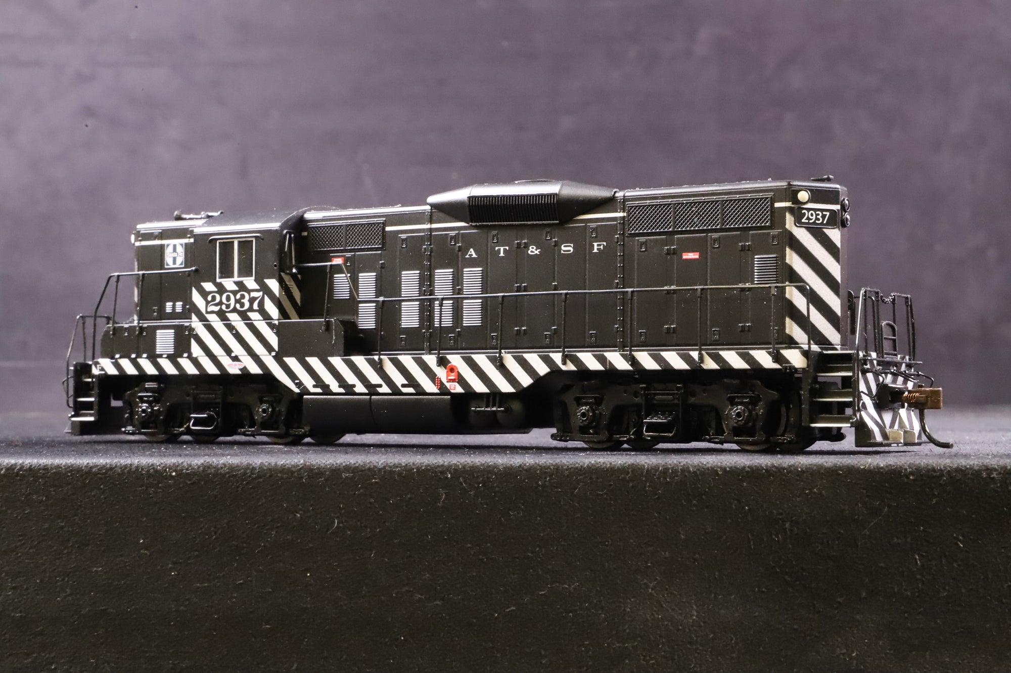 Bachmann HO 62809 GP9 Diesel Locomotive Santa Fe '2937' DCC Fitted