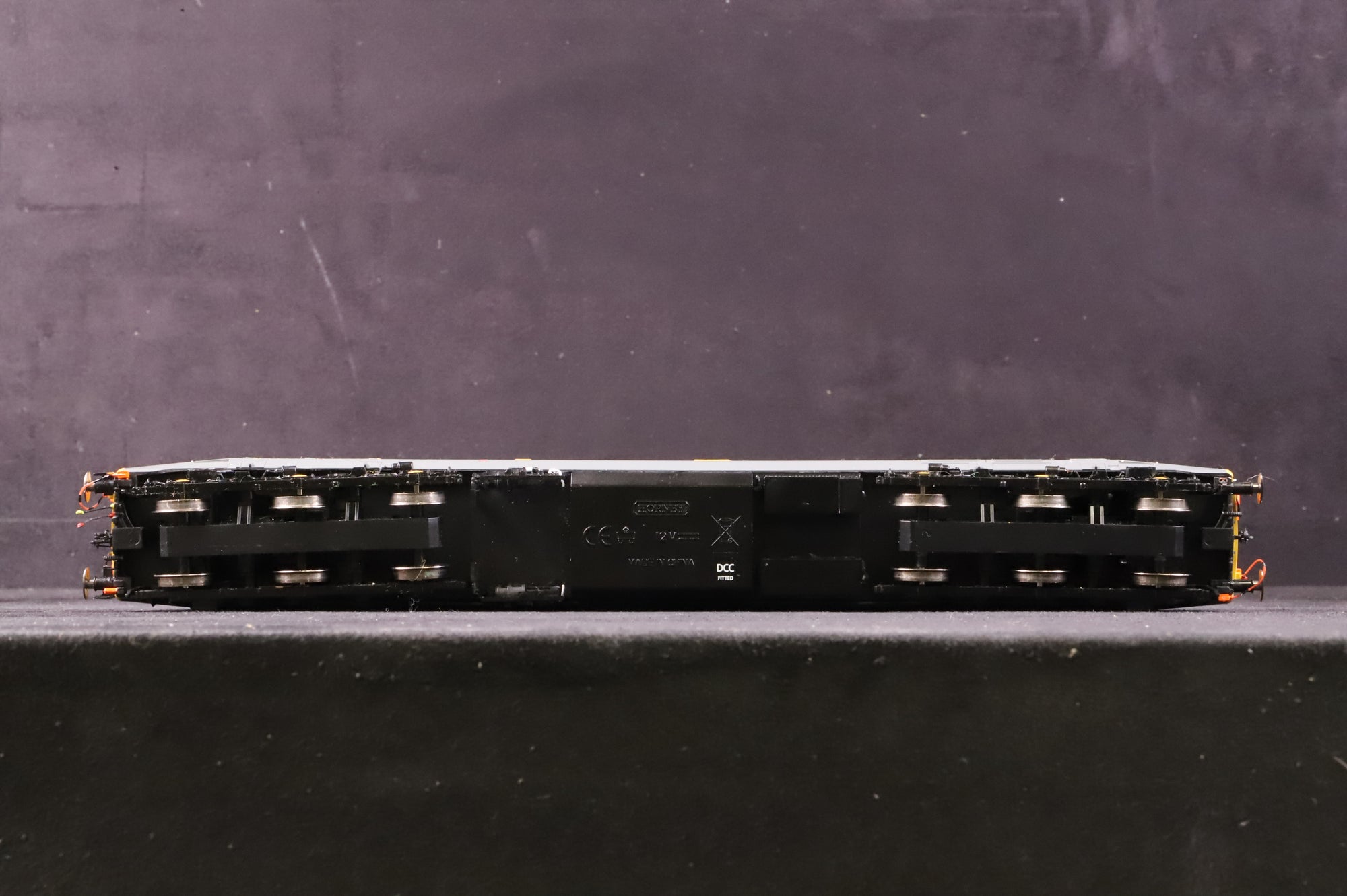 Hornby OO R2802XS Class 50 50015 'Valiant' in BR Engineering 'Dutch' - DDC Sound