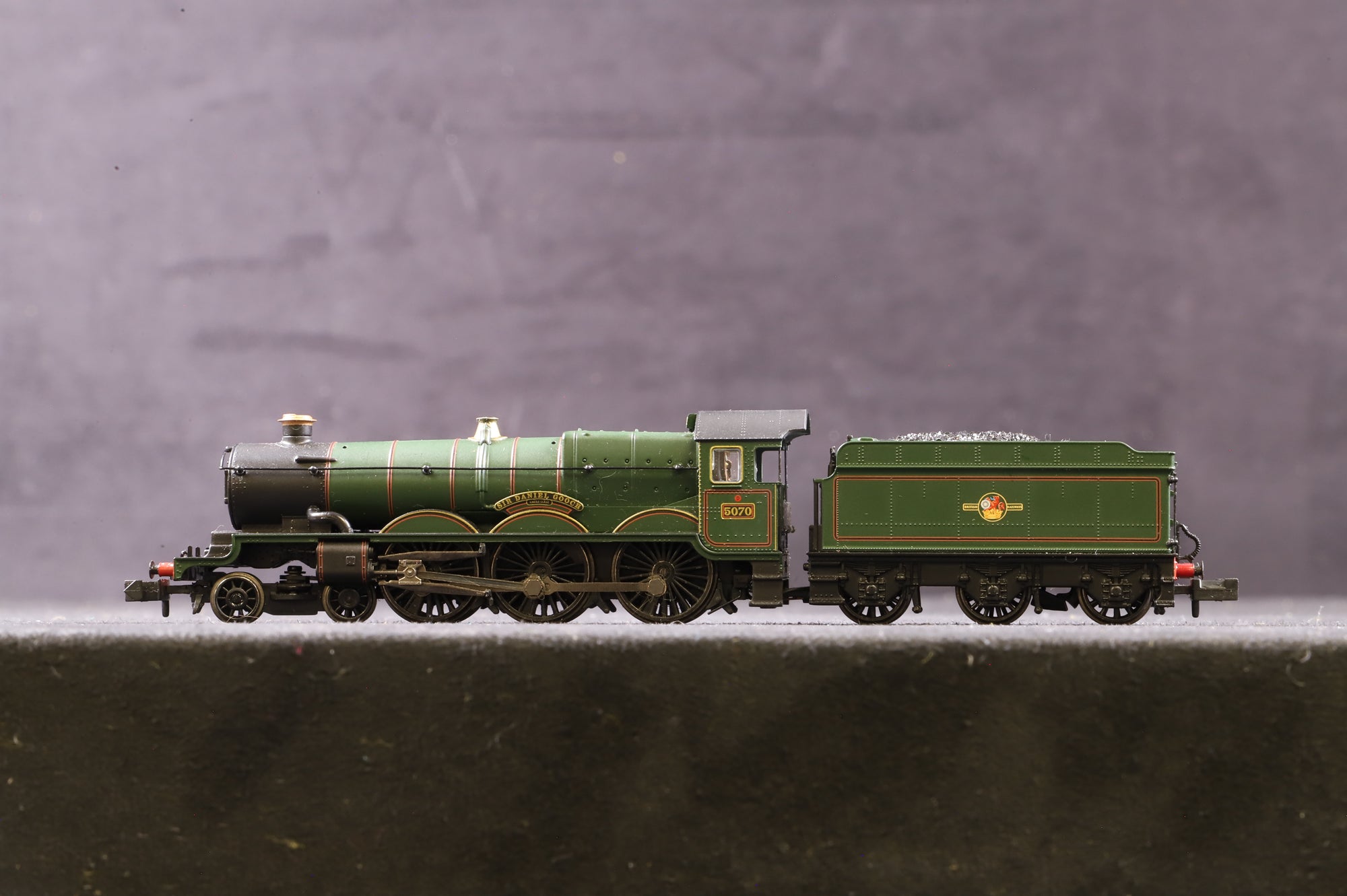 Graham Farish N 372-032 Castle Class '5070' 'Sir Daniel Gooch' BR Lined Green L/C DCC Sound