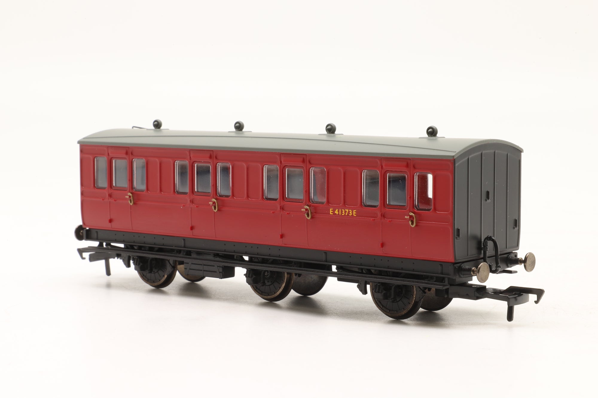 Hornby OO Rake of 2x 6-Wheel Coaches in BR Crimson