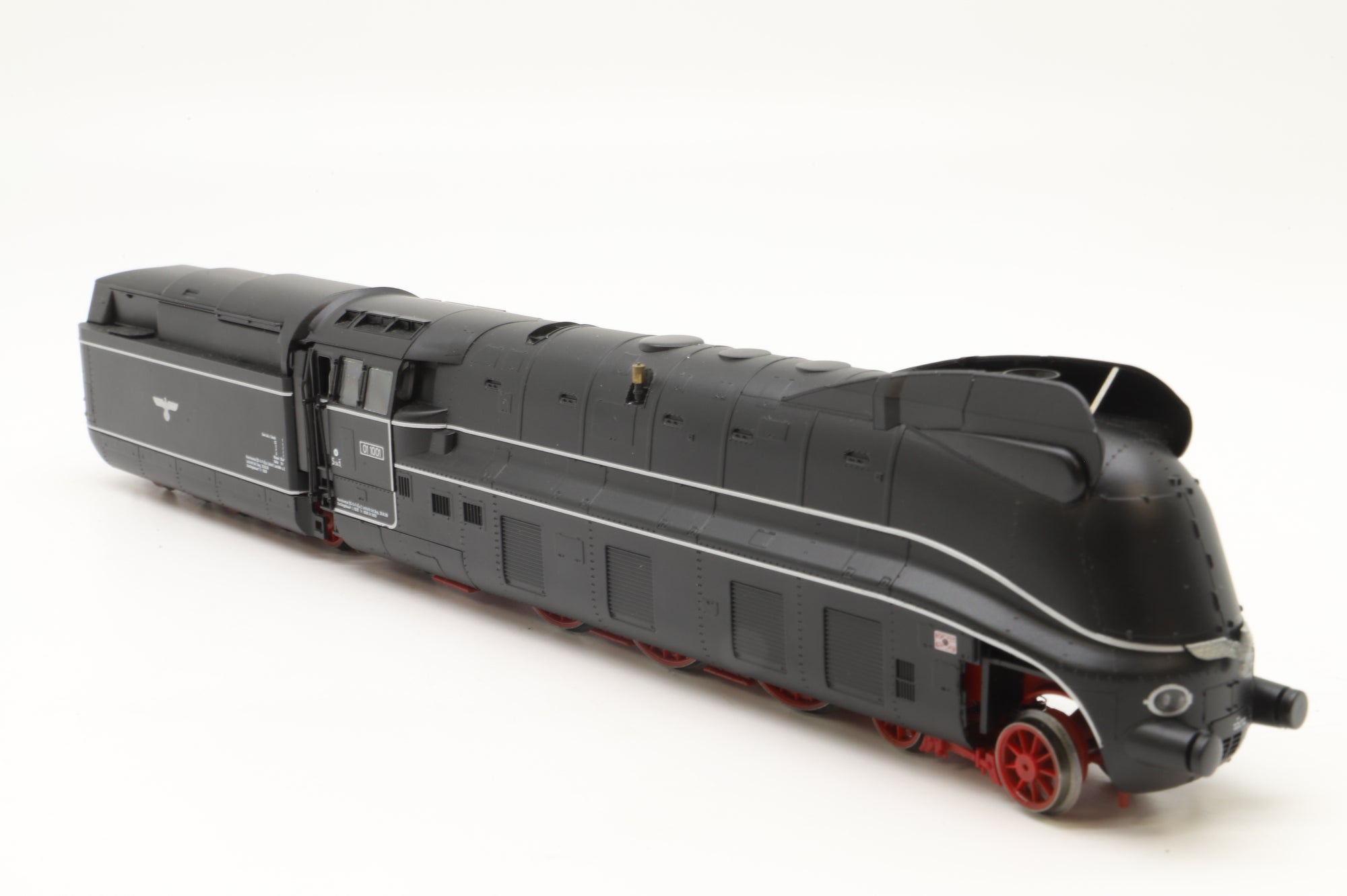 Roco HO 63205 Streamlined BR01 1001 4-6-2 in DRG Black/Red