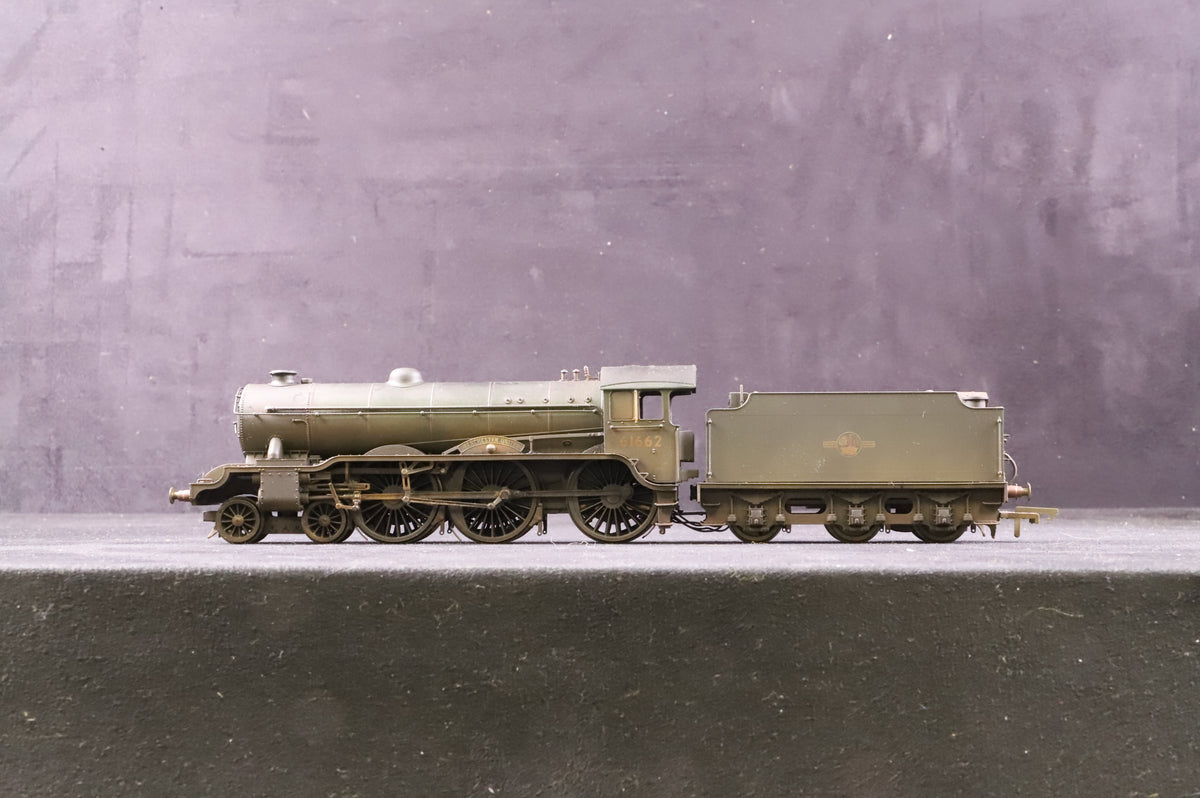 Hornby OO R3163 Class B17/6 61662 &#39;Manchester United&#39; in BR Lined Green w/ Late Crests - Heavily Weathered