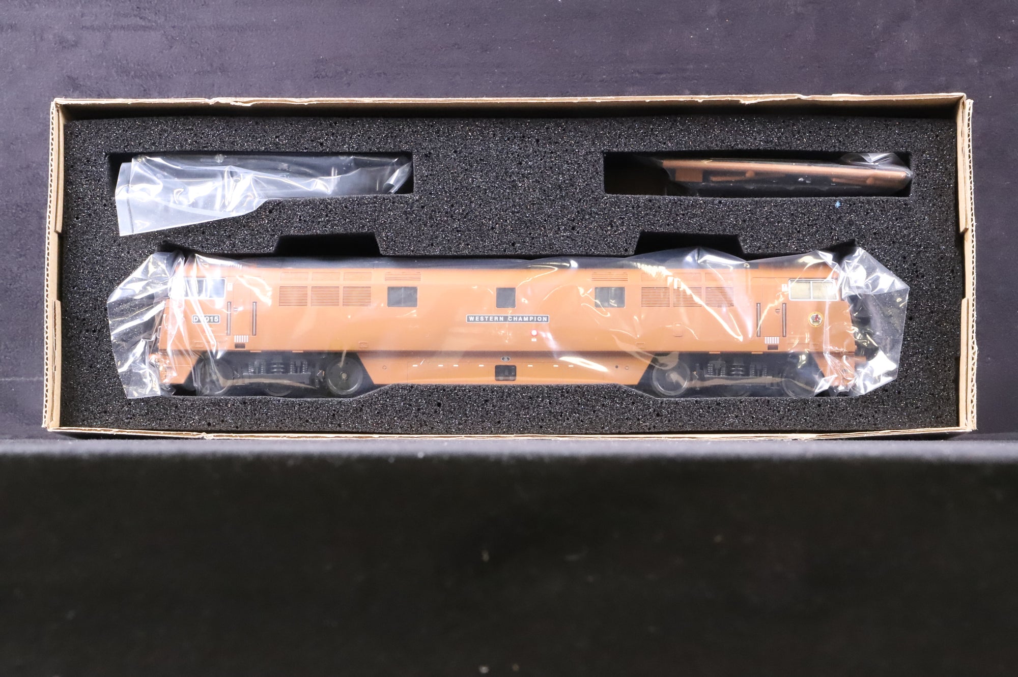 Heljan OO 5203 D1015 Class 52 D1015 'Western Champion' in Golden Ochre