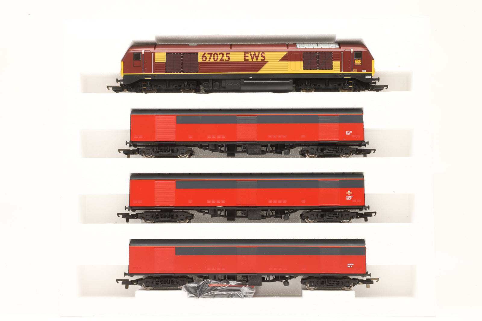 Lima OO L149619 Post Train Set W/Class 67 '67025' EWS & 3 Super GUV Coaches