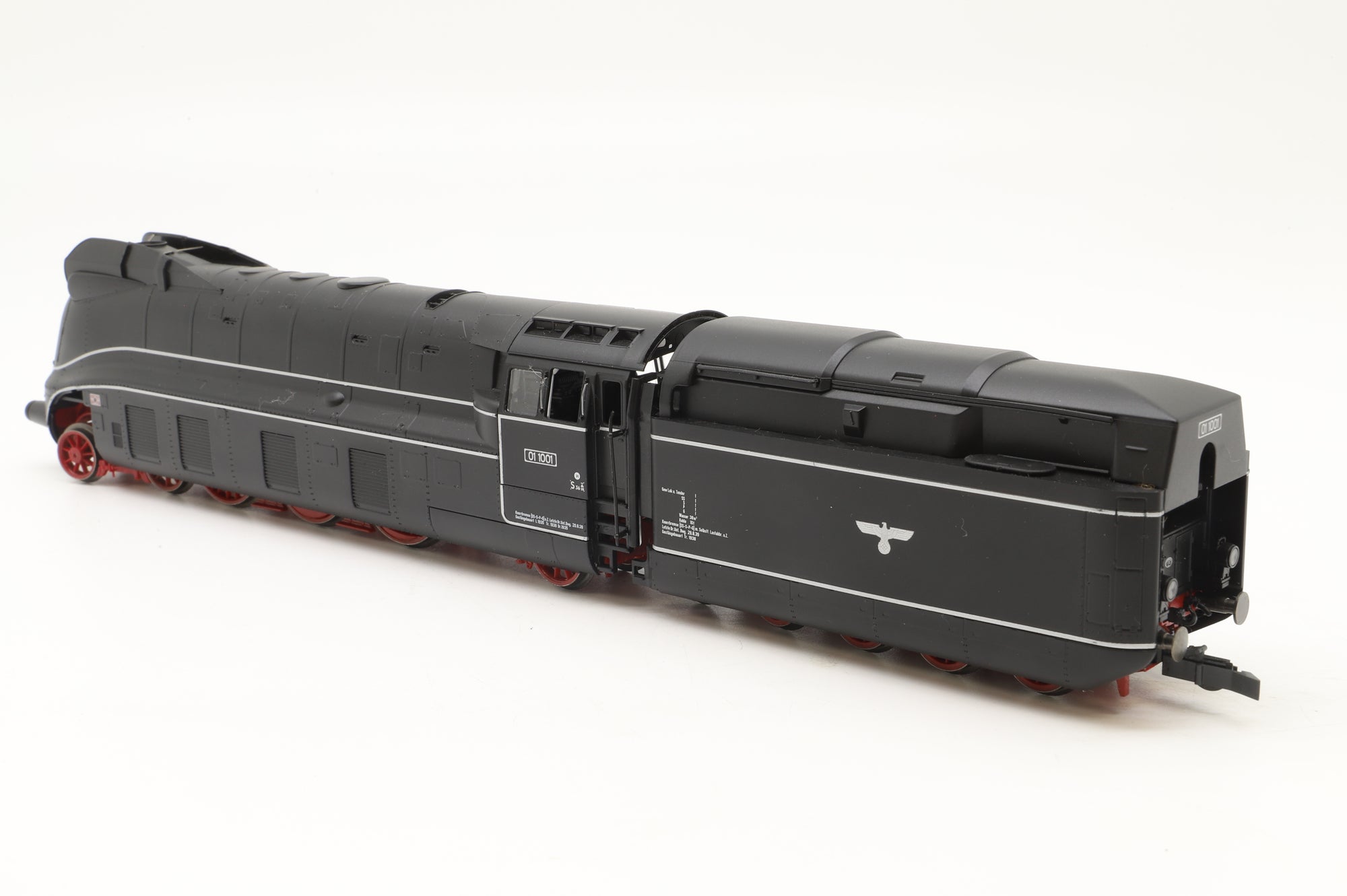 Roco HO 63205 Streamlined BR01 1001 4-6-2 in DRG Black/Red