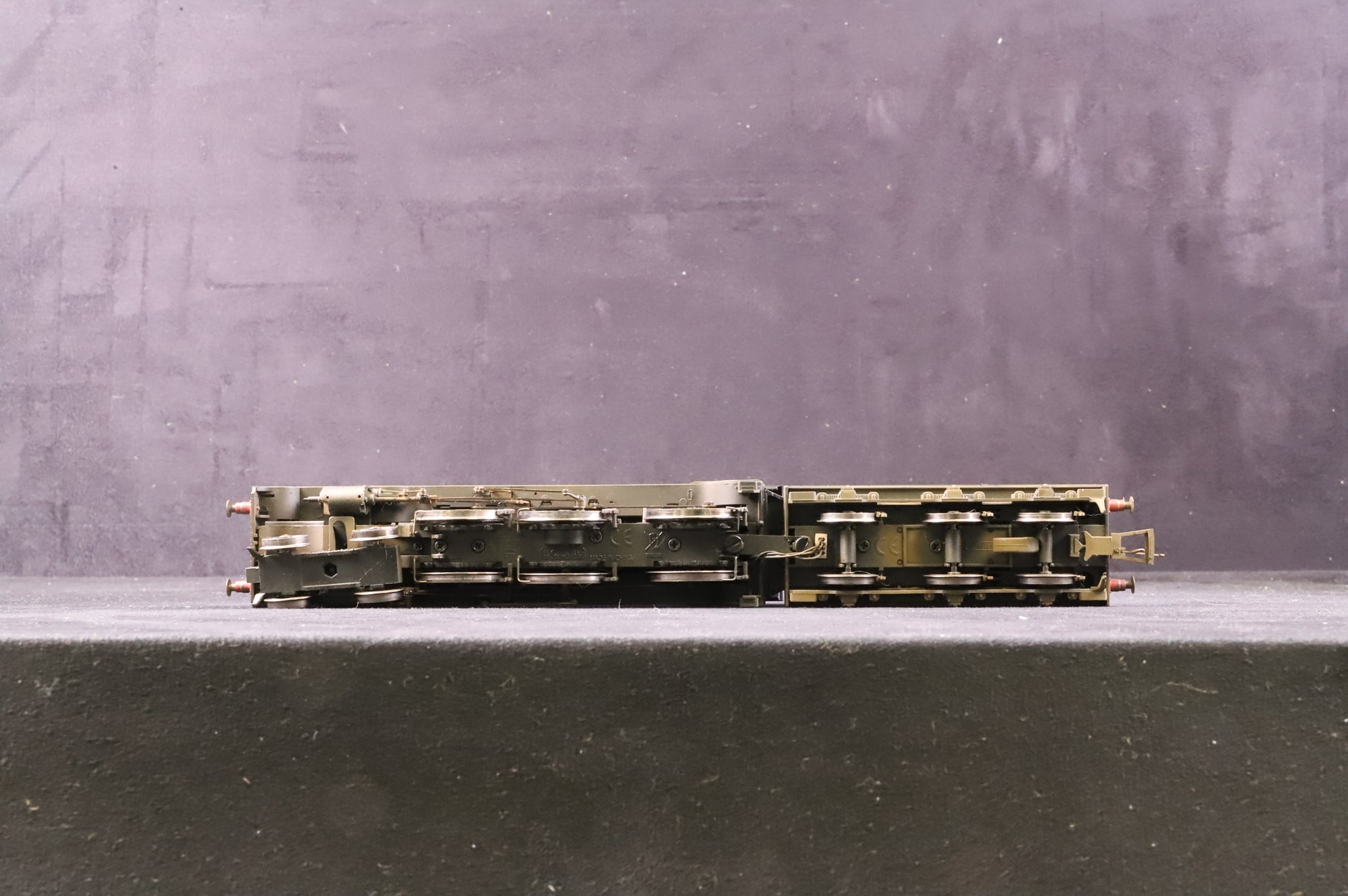 Hornby OO R3163 Class B17/6 61662 'Manchester United' in BR Lined Green w/ Late Crests - Heavily Weathered