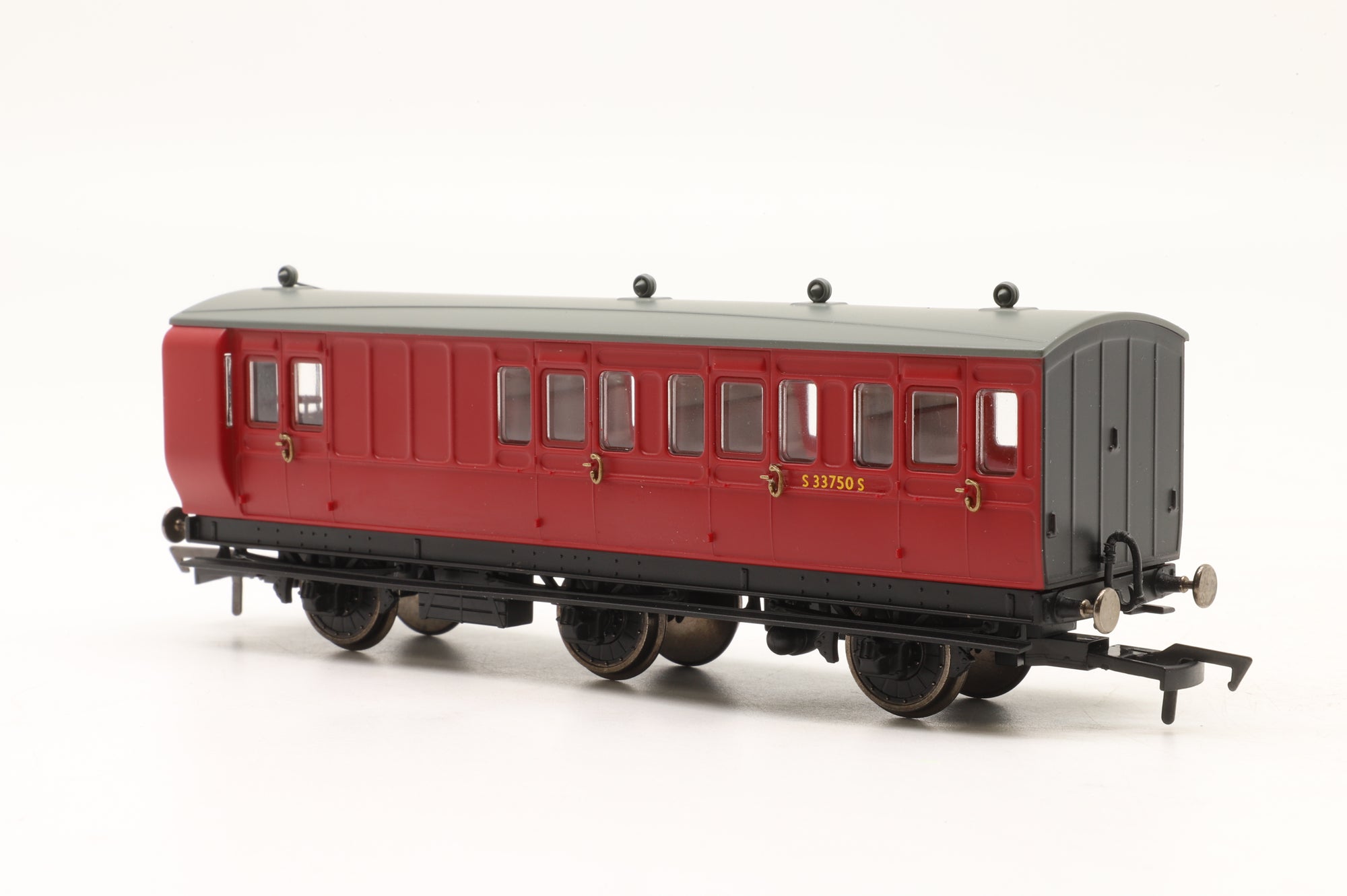 Hornby OO Rake of 2x 6-Wheel Coaches in BR Crimson