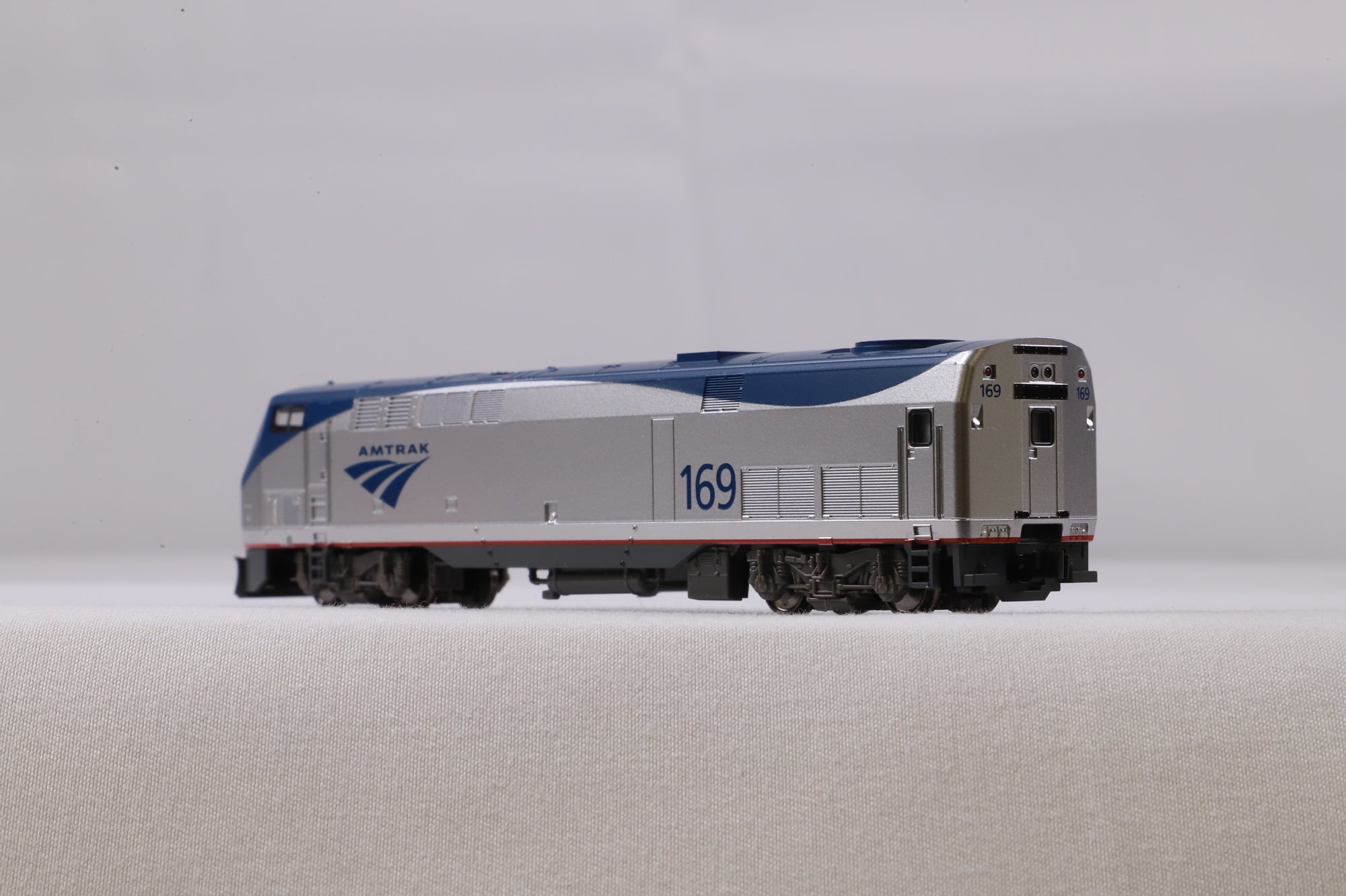 Kato N 176-6033 P42 '169' Amtrak Phase V Late