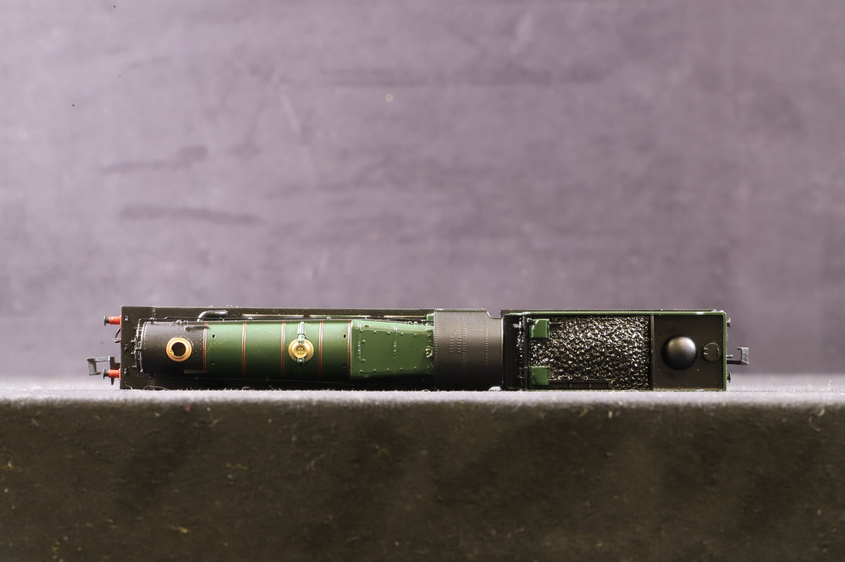 Graham Farish N 372-032 Castle Class &#39;5070&#39; &#39;Sir Daniel Gooch&#39; BR Lined Green L/C DCC Sound