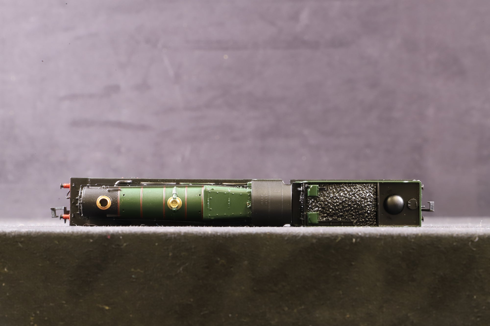 Graham Farish N 372-032 Castle Class '5070' 'Sir Daniel Gooch' BR Lined Green L/C DCC Sound