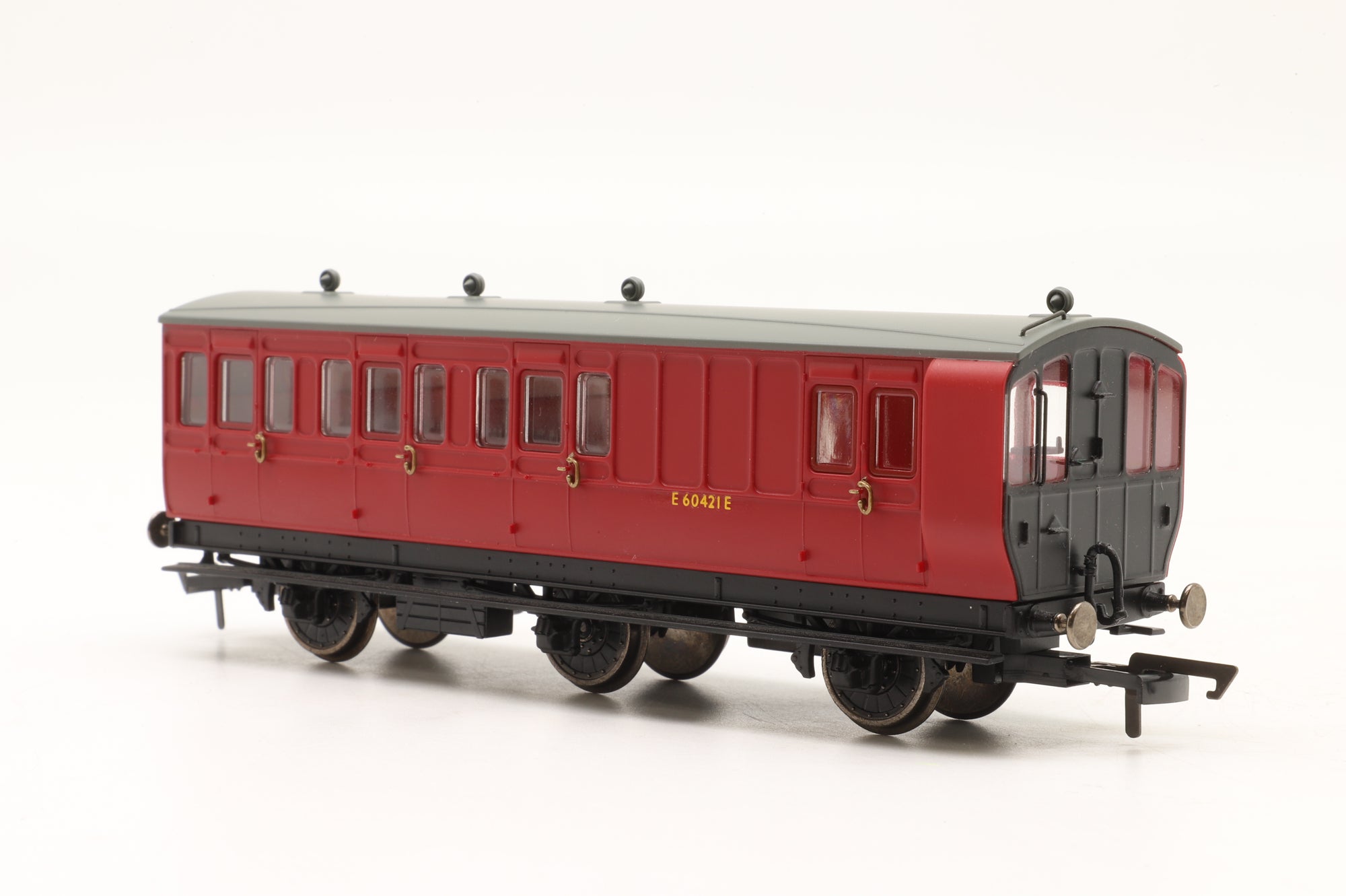 Hornby OO Rake of 2x 6-Wheel Coaches in BR Crimson