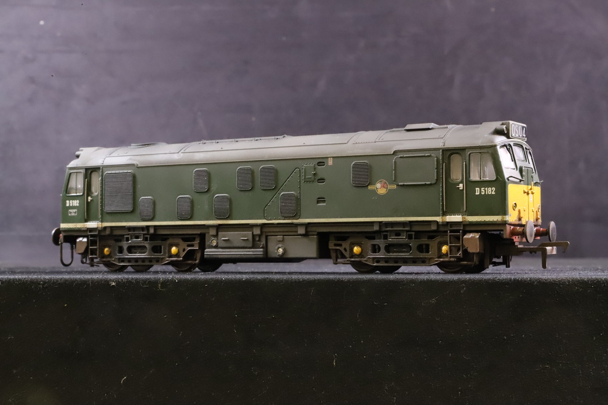 Bachmann OO 32-328 Class 25/1 D5182 in BR Green w/ SYP - Weathered