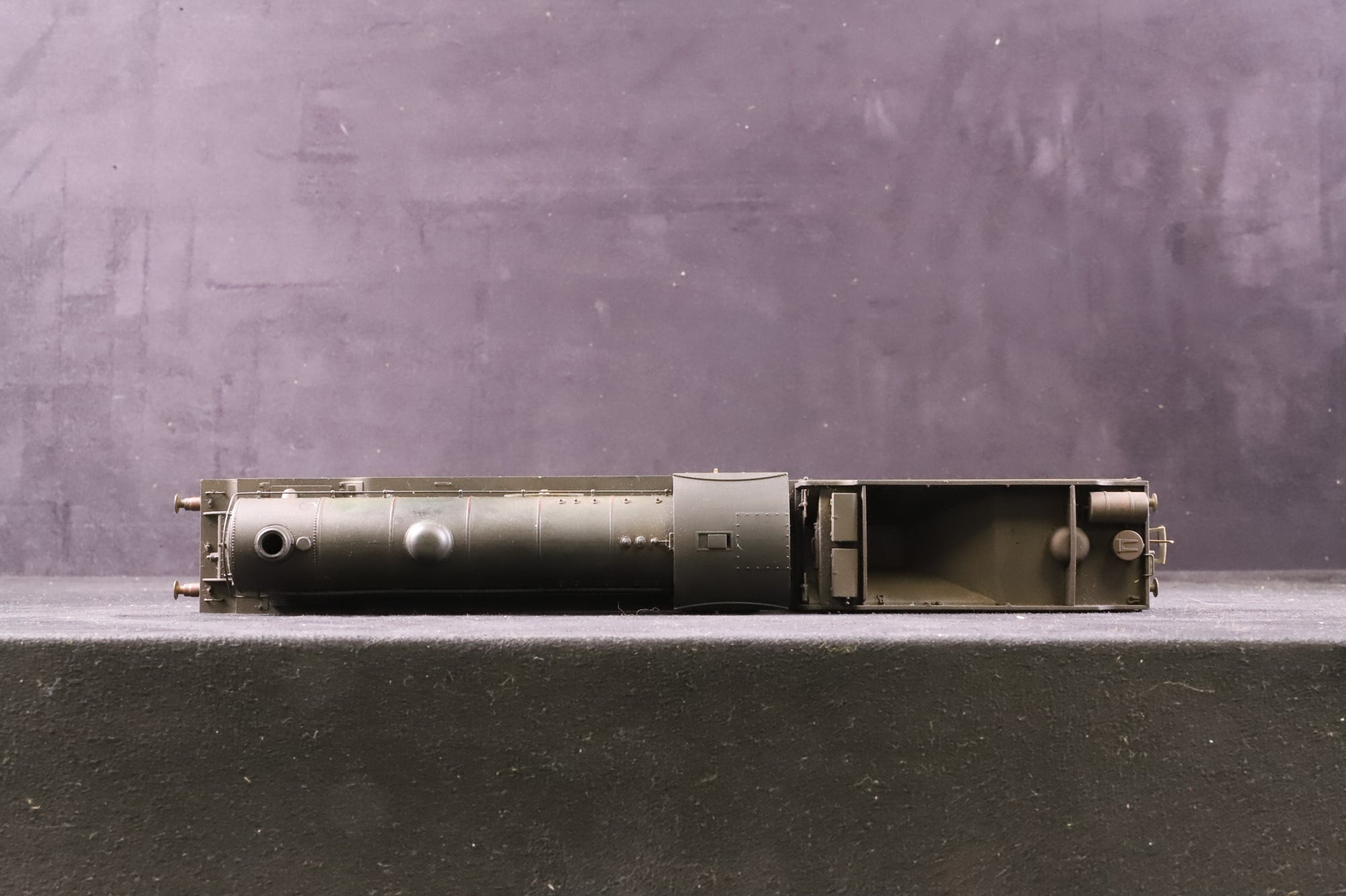 Hornby OO R3163 Class B17/6 61662 'Manchester United' in BR Lined Green w/ Late Crests - Heavily Weathered